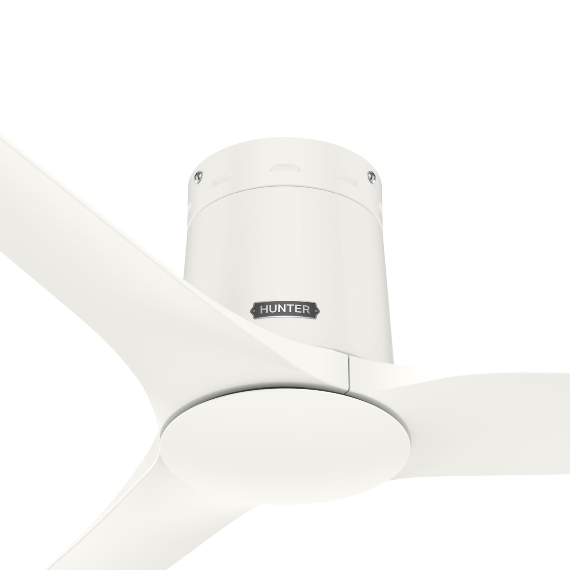 Weißer Deckenventilator mit Licht. Das Wort 'Hunter' ist auf dem Ventilator sichtbar.