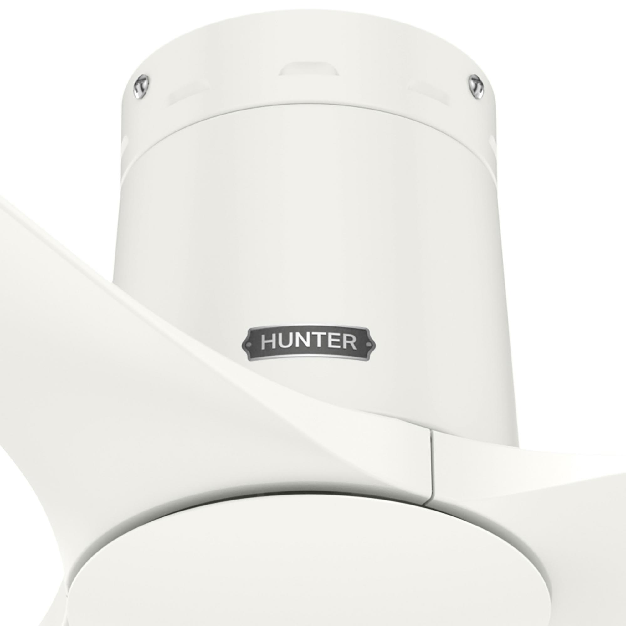 Weißer Deckenventilator mit drei Flügeln. "Hunter"-Logo oben. Weißer Hintergrund.