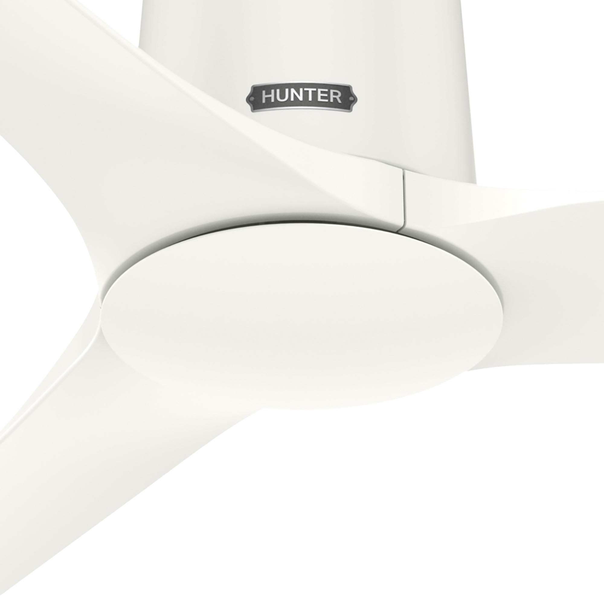 Nahaufnahme der Deckenventilatorblätter. Weiße Lüfterblätter mit weißem Sockel und Hunter-Logo.