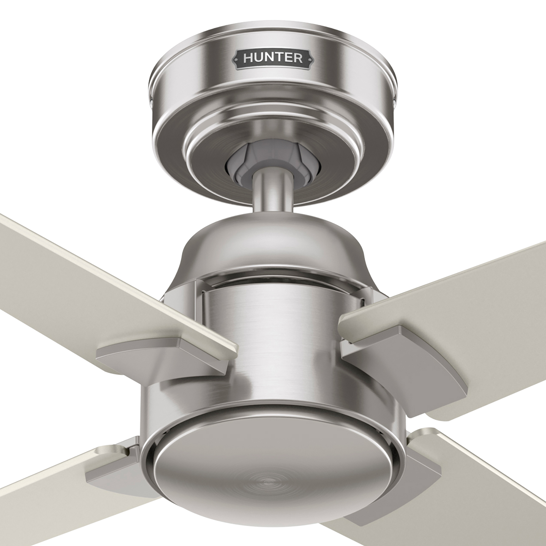 Nahaufnahme des Deckenventilators, silberner Motor und weiße Blätter. Blätter nach unten abgewinkelt.