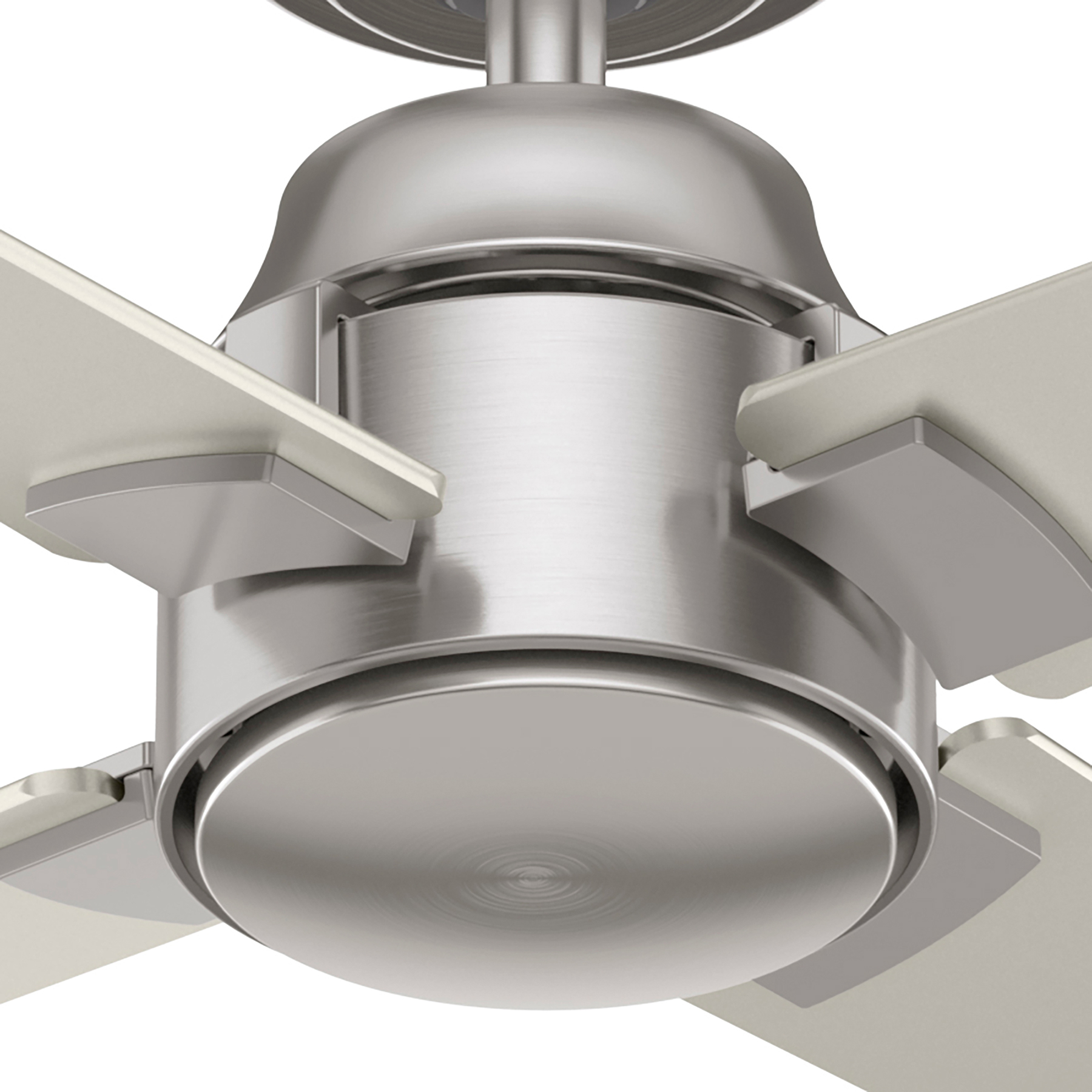 Nahaufnahme des Deckenventilators, silbernes Motorgehäuse und weiße Blätter. Blätter nach unten abgewinkelt.