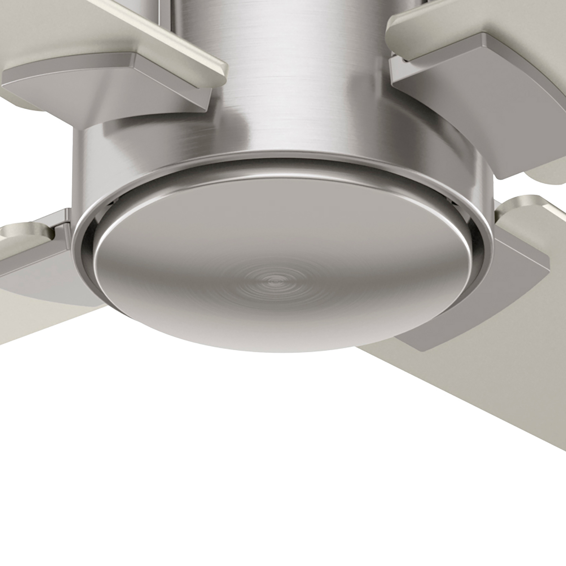 Nahaufnahme eines silbernen Deckenventilators mit weißen Flügeln und silbernem Sockel. Blätter nach unten abgewinkelt.