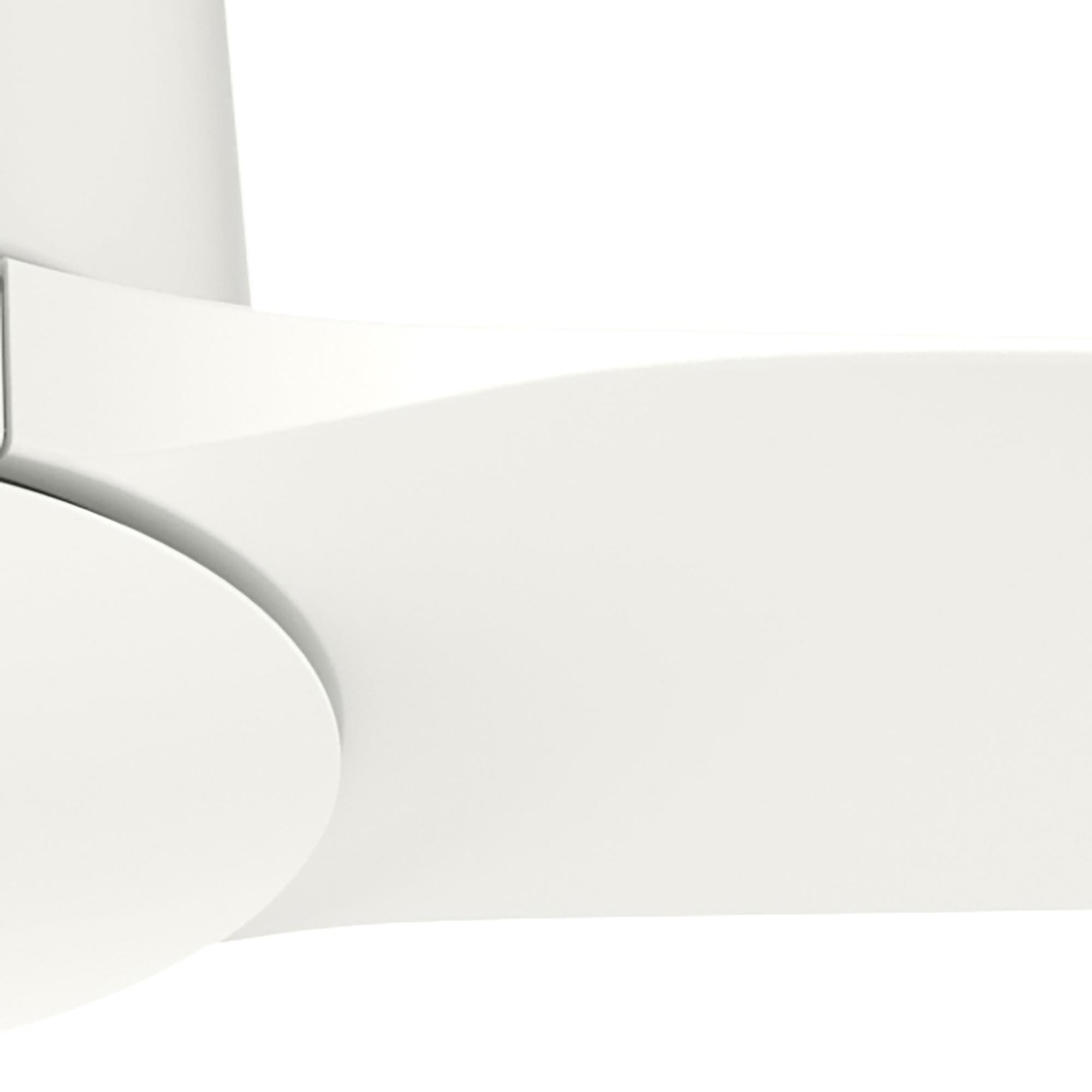 Nahaufnahme des Deckenventilatorblatts. Weißes Lüfterblatt auf weißem Hintergrund.