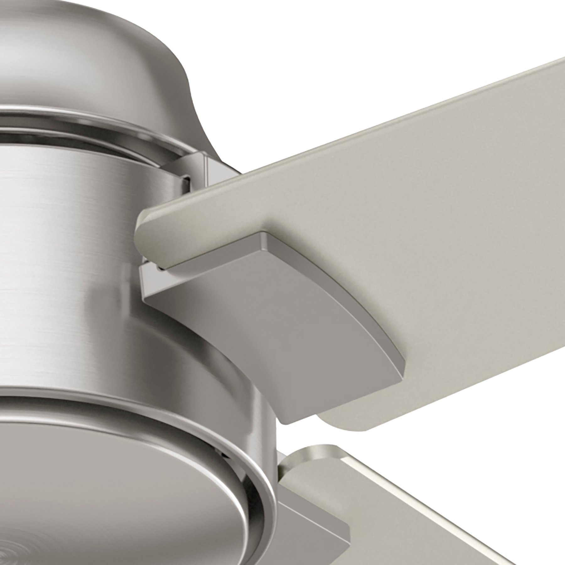 Nahaufnahme von Deckenventilatorblättern und Motorgehäuse. Silberner Motor und weiße Lüfterblätter.