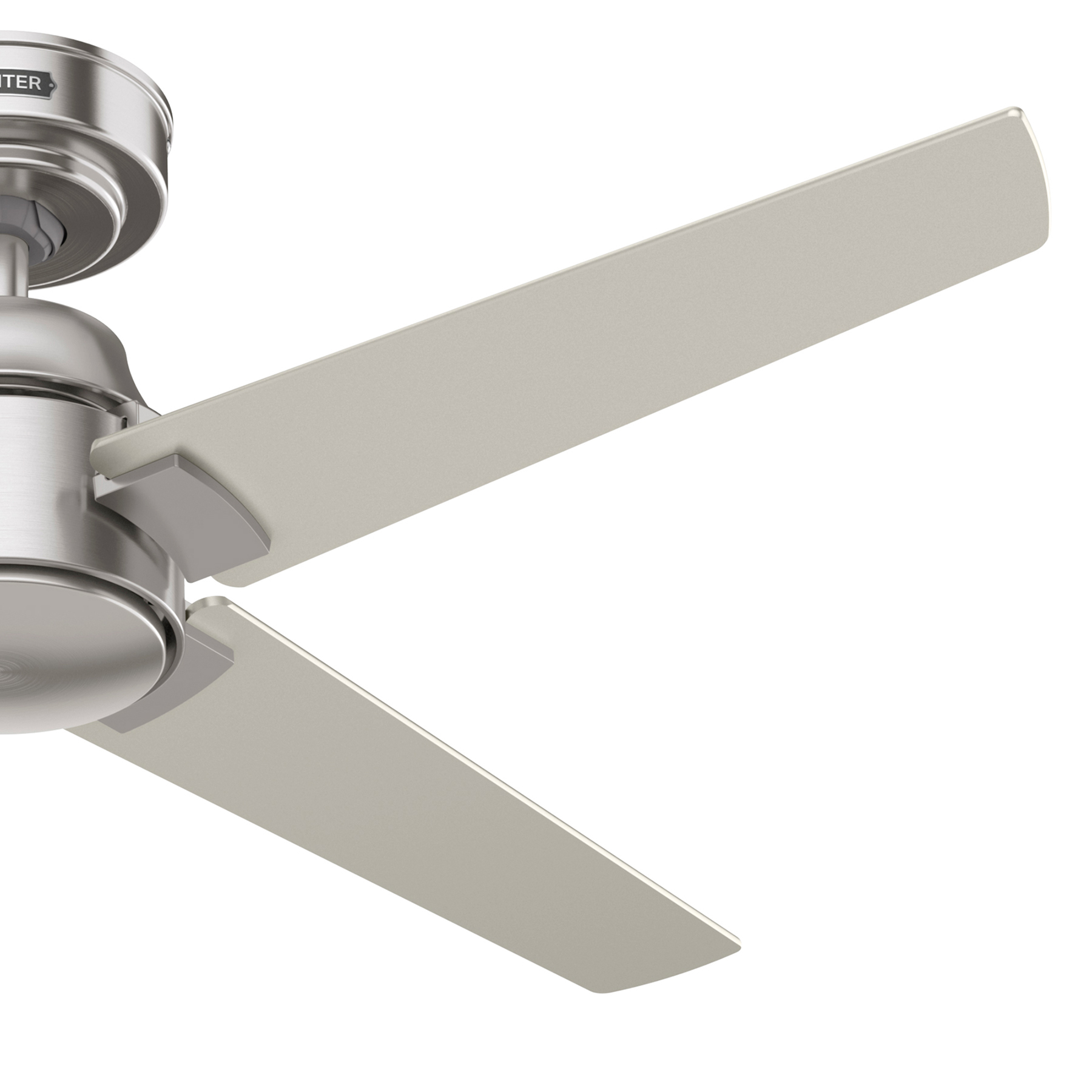 Nahaufnahme der Deckenventilatorblätter. Silberner Ventilator mit weißen Blättern. Blätter nach unten abgewinkelt.