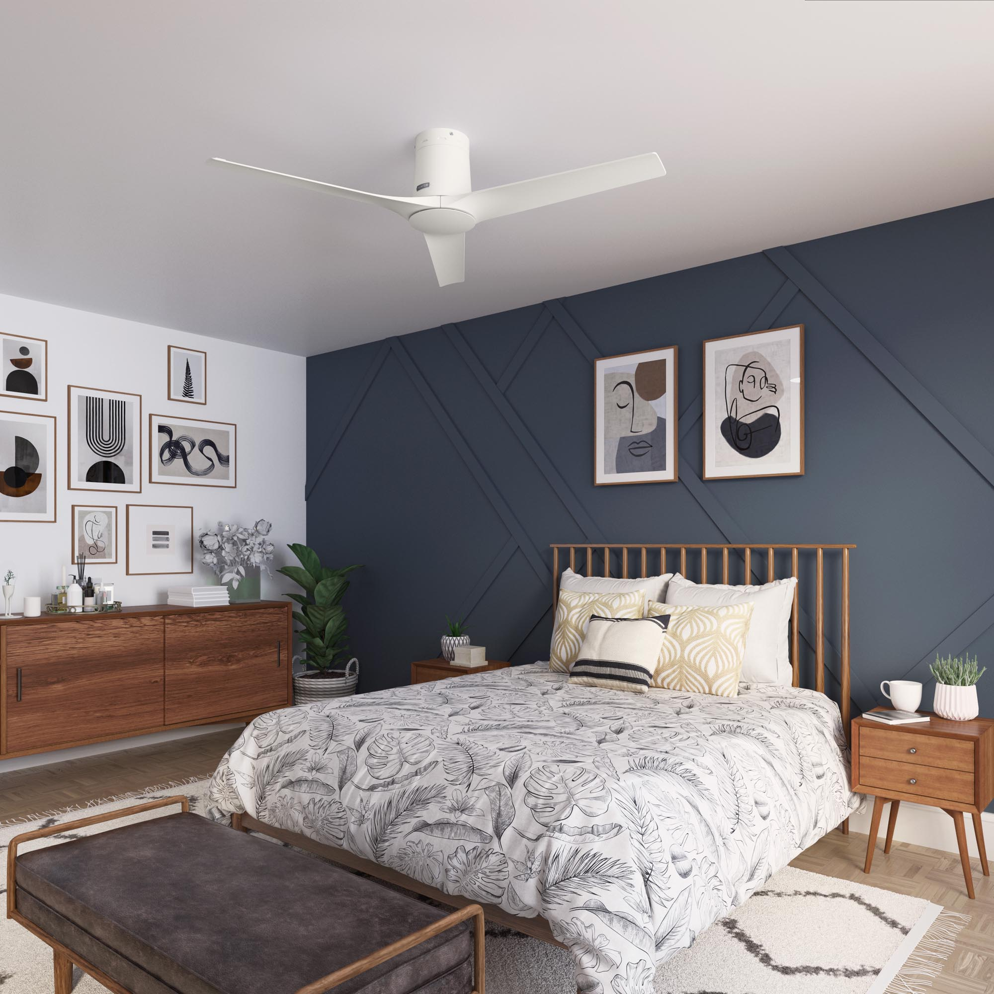 Ein Schlafzimmer mit einem weißen Deckenventilator. Es gibt ein Bett, eine Kommode, Kunstwerke und eine Bank.