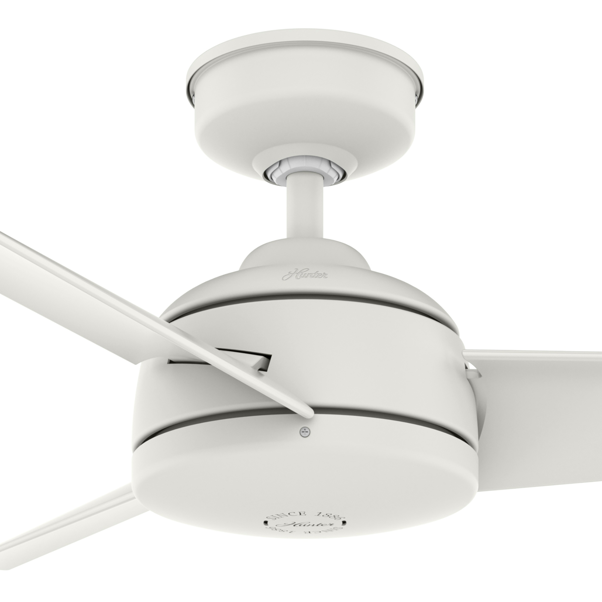 Weißer Deckenventilator mit drei Flügeln. Der Ventilator hat das Hunter-Logo und einen weißen Sockel.