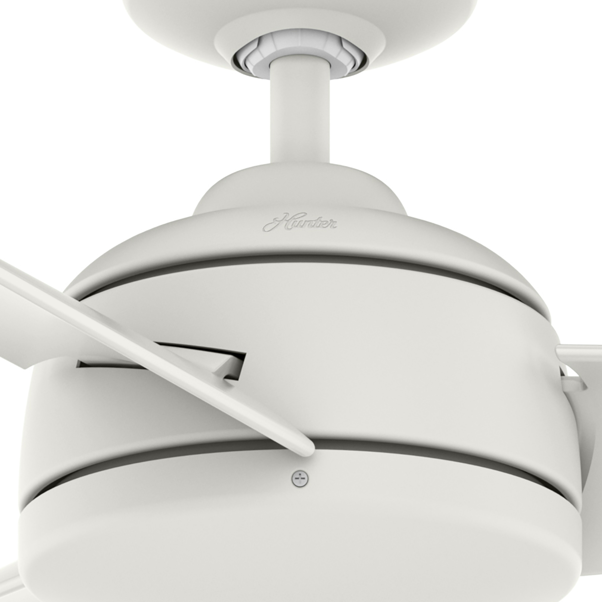 Nahaufnahme eines weißen Deckenventilator-Motors und -Flügel. Der Ventilator hat ein Hunter-Logo.