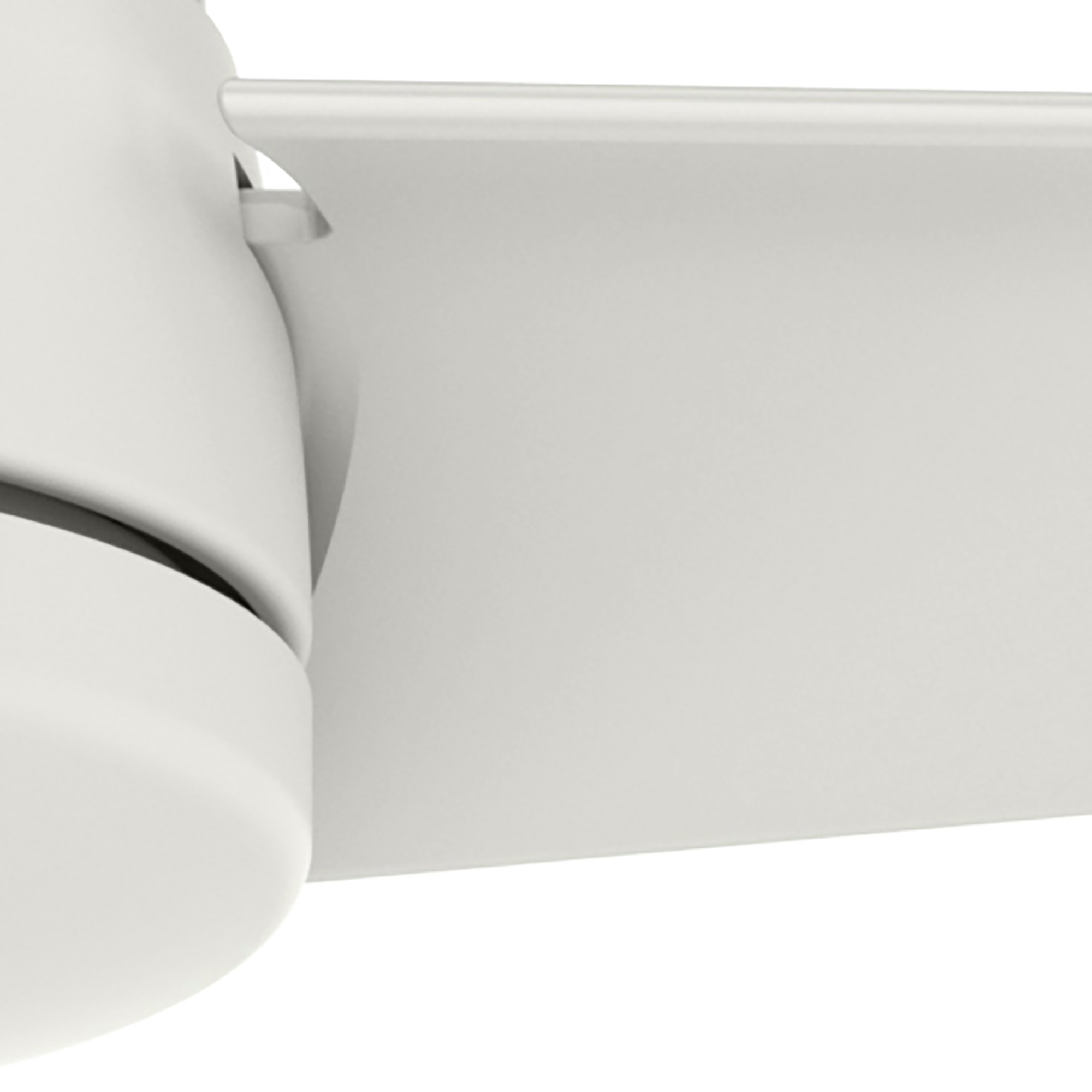 Nahaufnahme eines weißen Deckenventilatorflügels. Die Klinge hat eine abgerundete Kante.