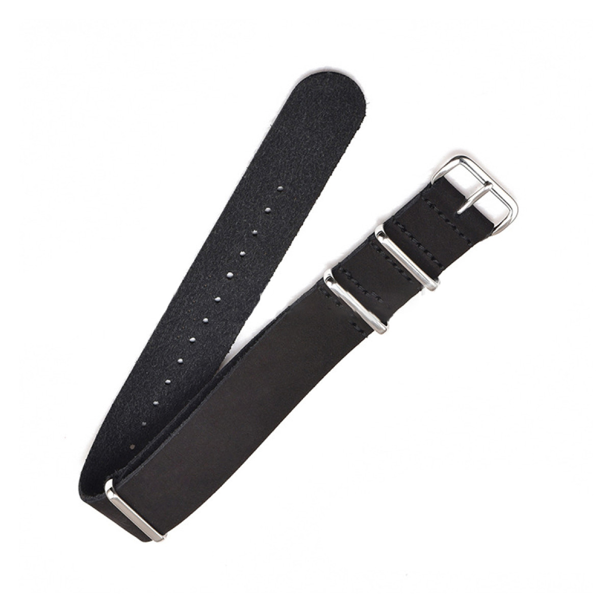 Cinturino in pelle nera con hardware argentato. Isolato su sfondo bianco.