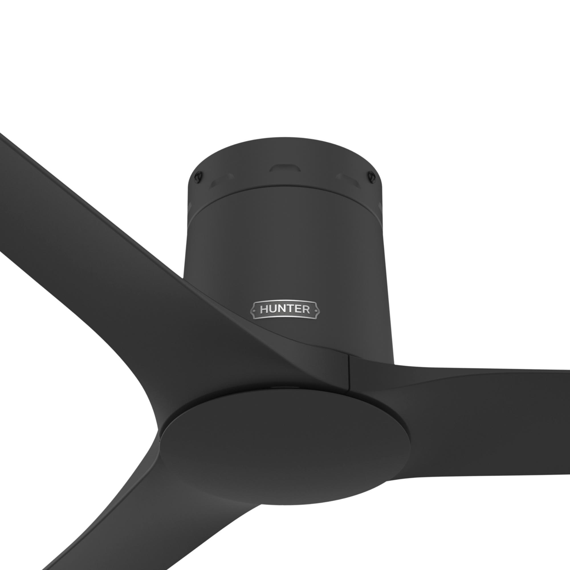 Schwarzer Deckenventilator mit drei Flügeln. Hunter-Logo sichtbar.