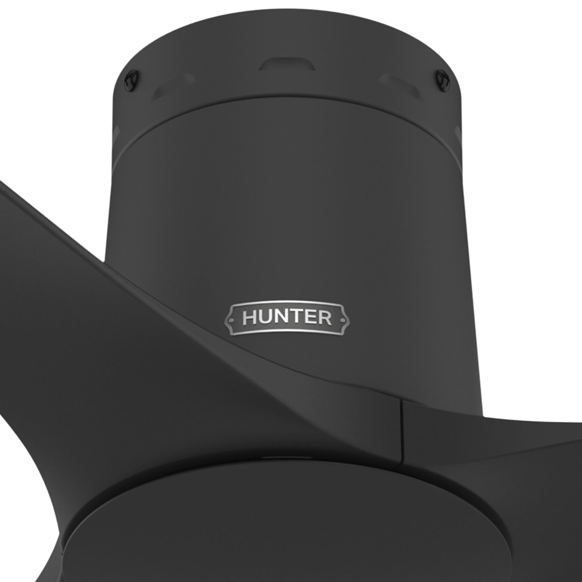 Schwarzer Deckenventilator mit drei Flügeln. Hunter-Logo auf dem Motorgehäuse sichtbar.