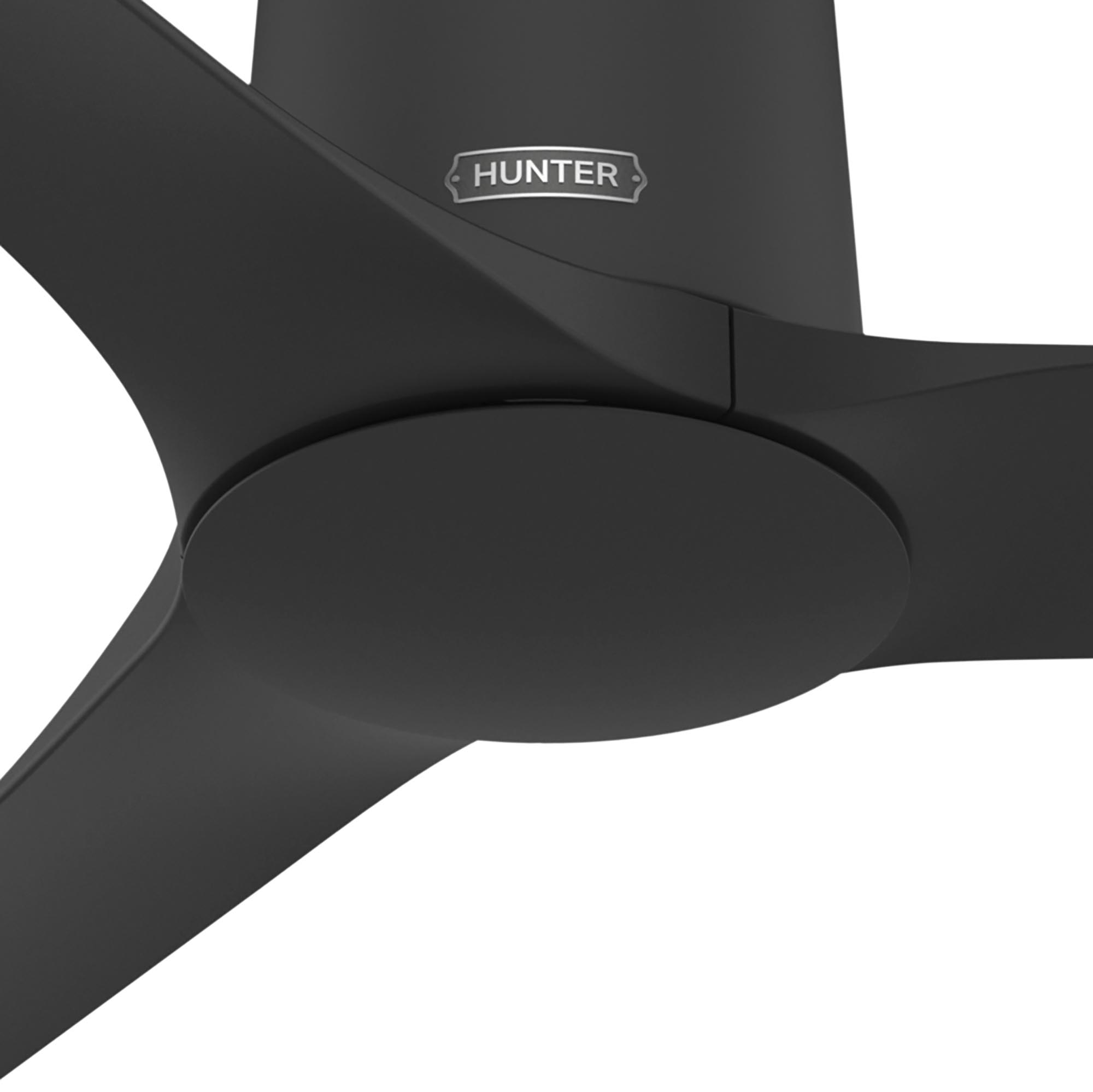 Nahaufnahme eines schwarzen Deckenventilators mit drei Flügeln. Weißer Hintergrund. Der Ventilator hat ein 'HUNTER'-Logo.