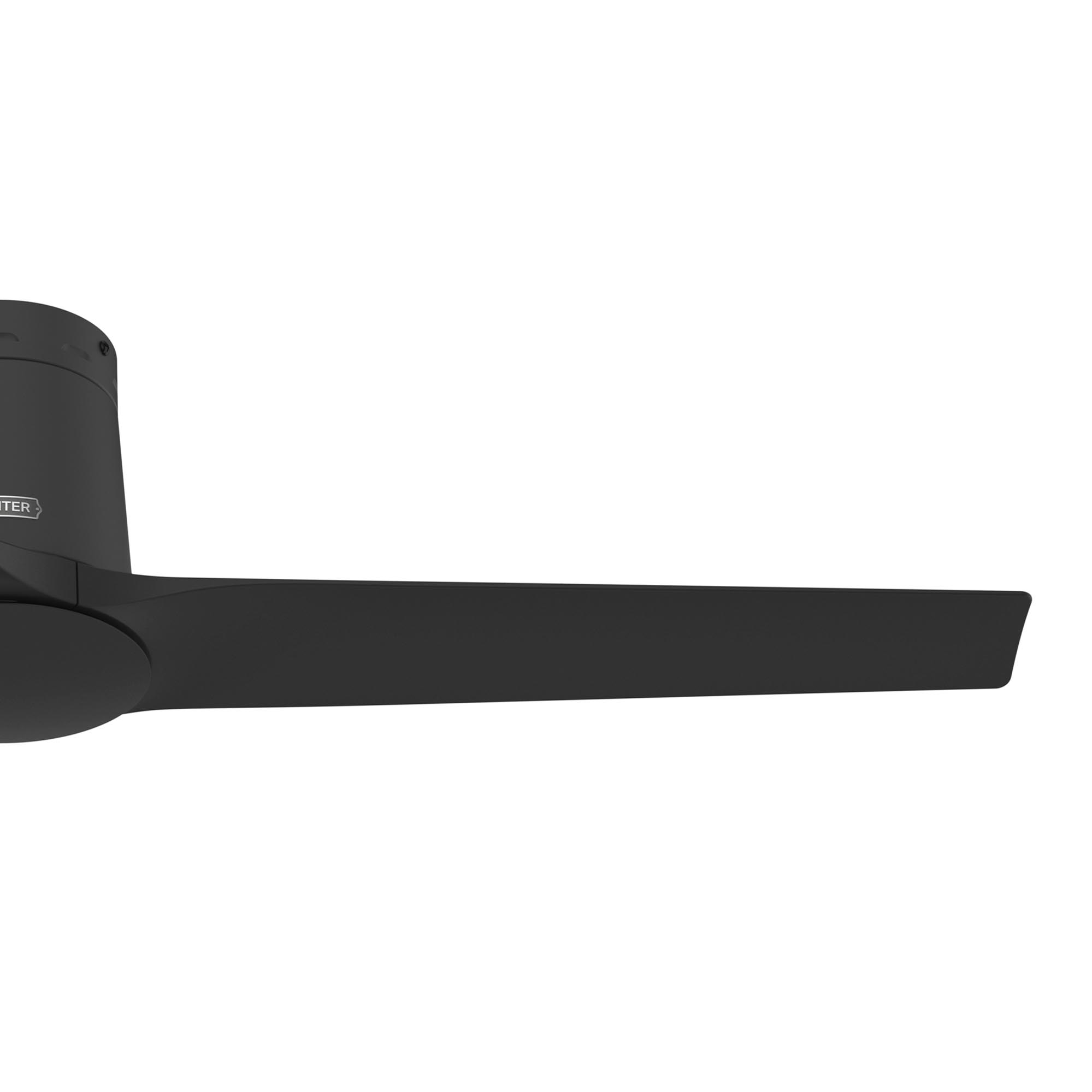 Schwarzer Deckenventilator mit einem sichtbaren Flügel. Weißer Hintergrund. Die Klinge ist gerade und breit.