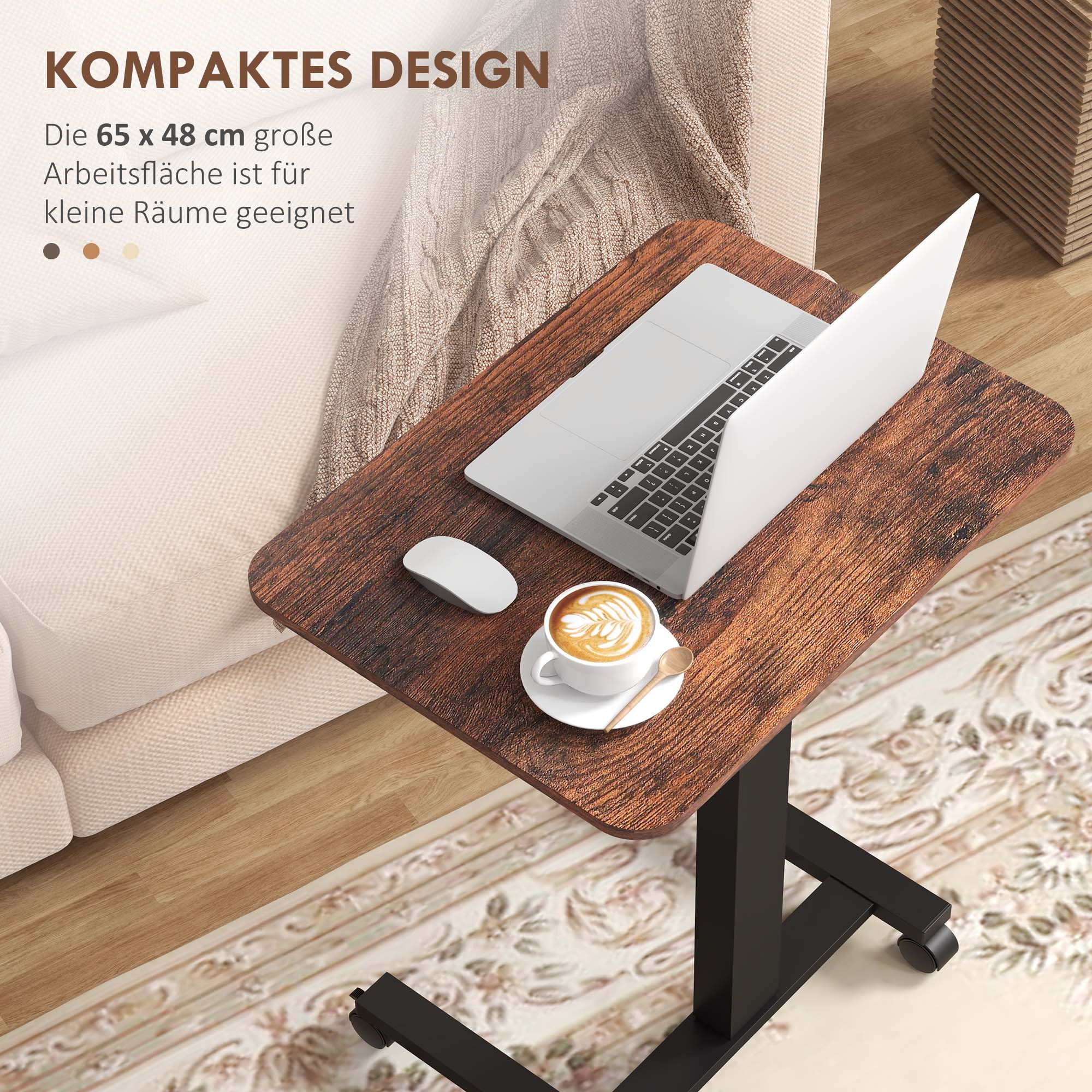 Holzschreibtisch mit Laptop, Maus, Kaffee und Tasse. Grauer Sofa-Hintergrund, Teppich darunter.