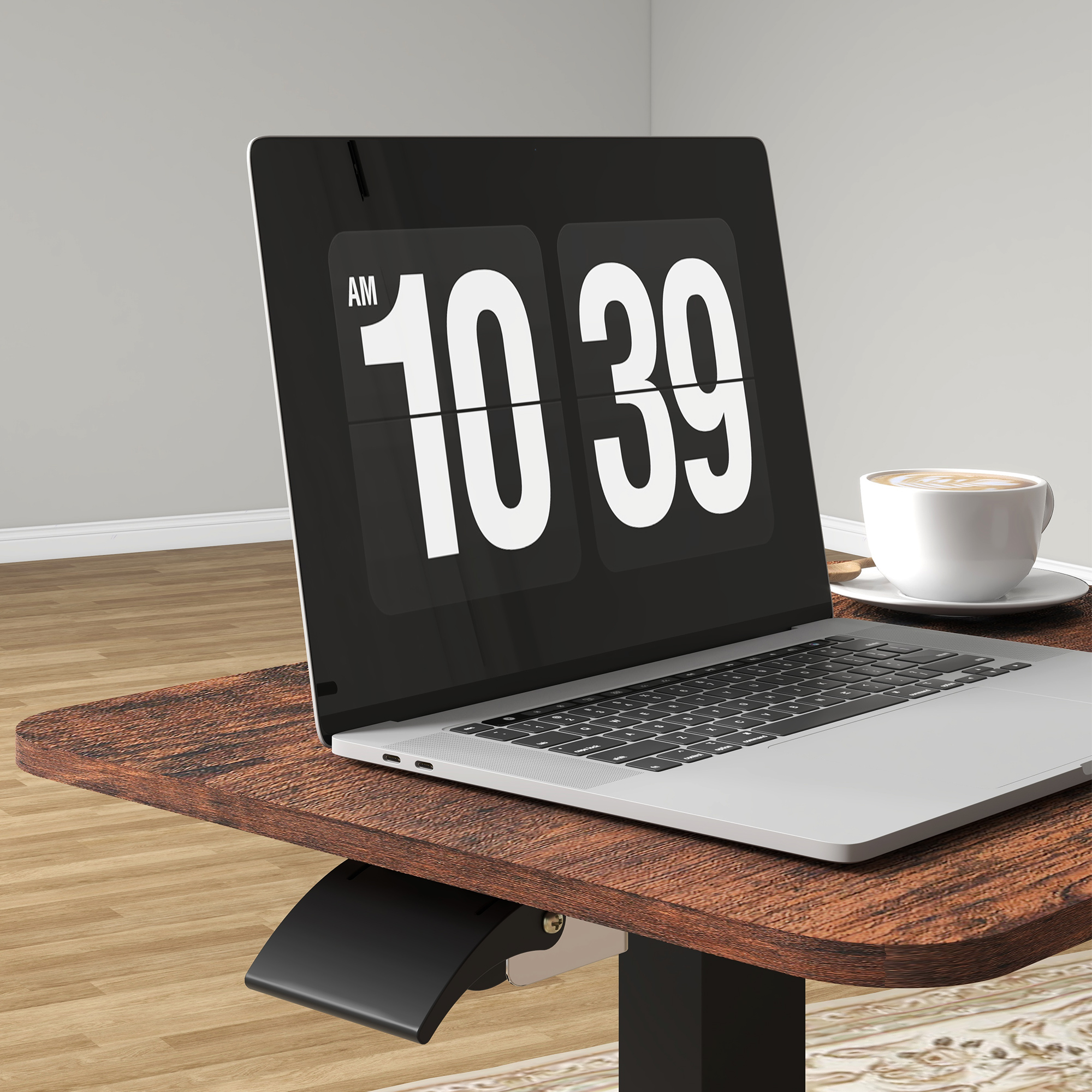 Laptop auf braunem Tisch, zeigt 10:39 Uhr. Kaffeetasse steht daneben.
