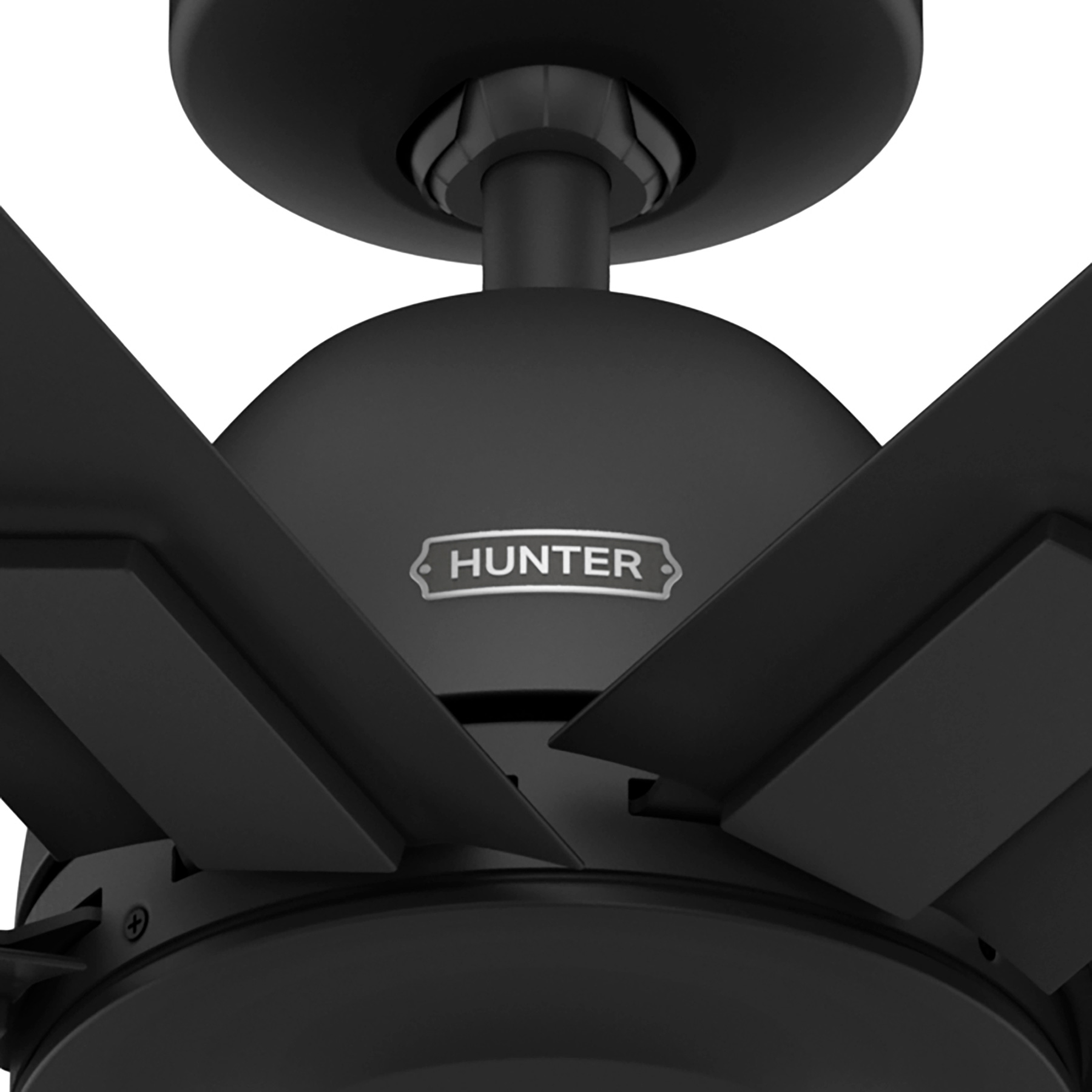 Nahaufnahme des Motorgehäuses und der Flügel des schwarzen Deckenventilators. Der Name 'HUNTER'.