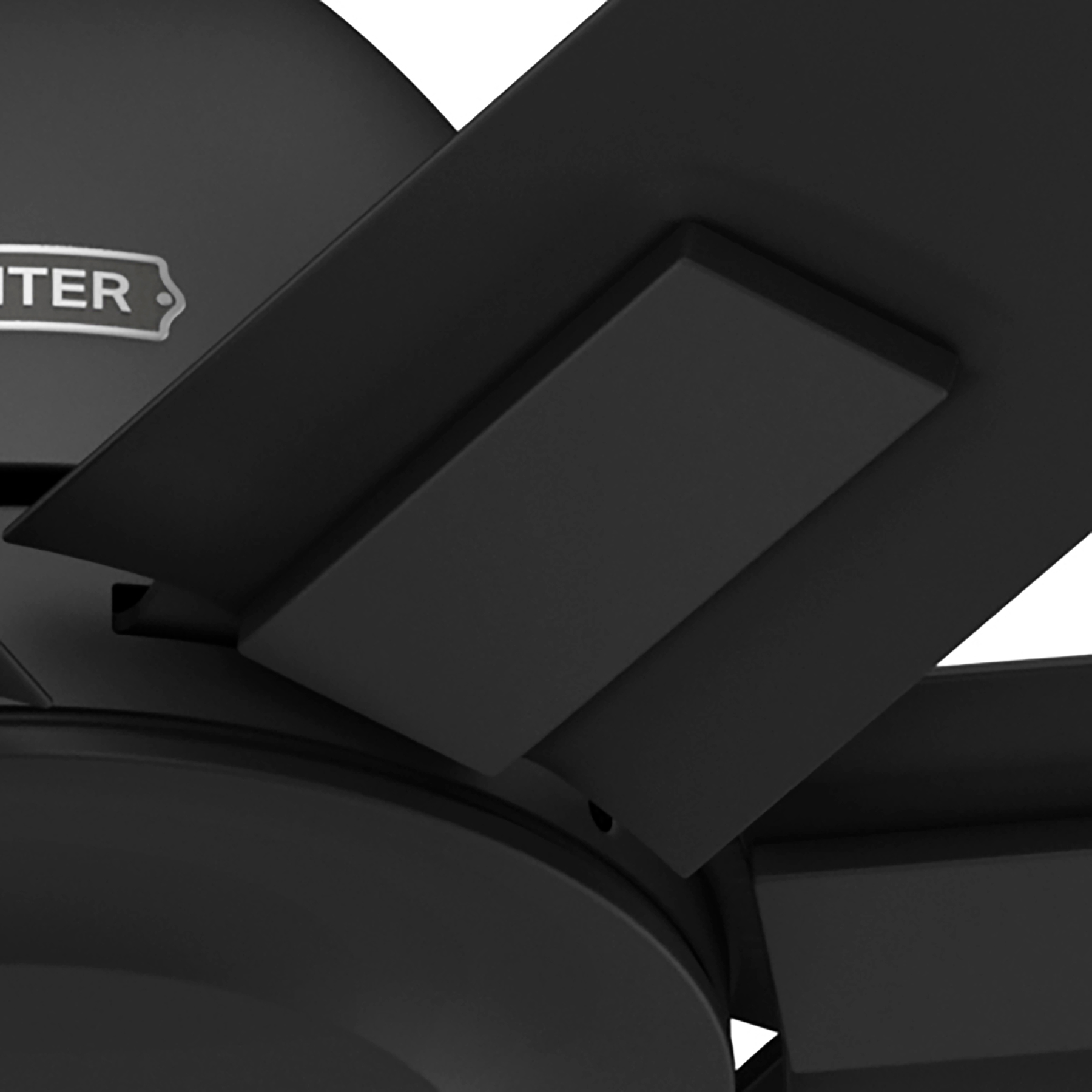 Nahaufnahme der Befestigung der schwarzen Deckenventilatorflügel. Der Markenname 'HUNTER'.