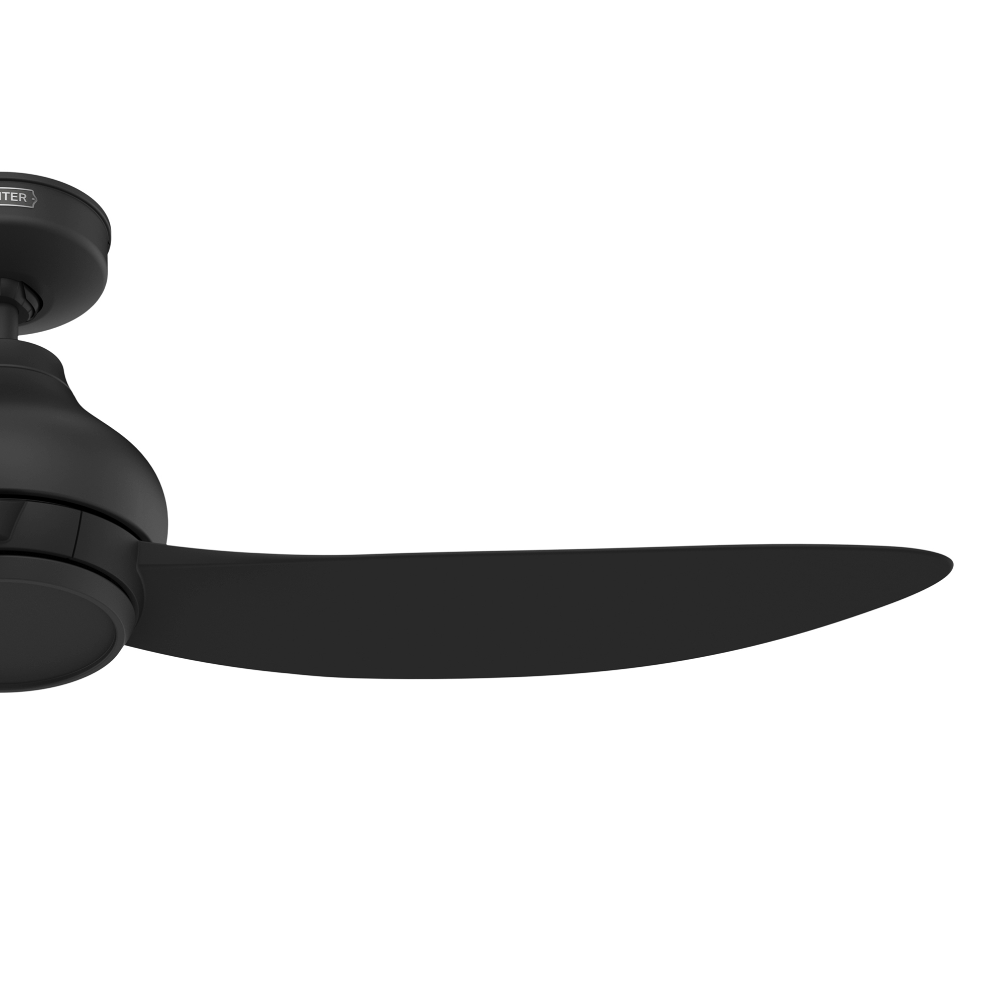 Nahaufnahme eines schwarzen Deckenventilators. Der Hintergrund ist weiß.