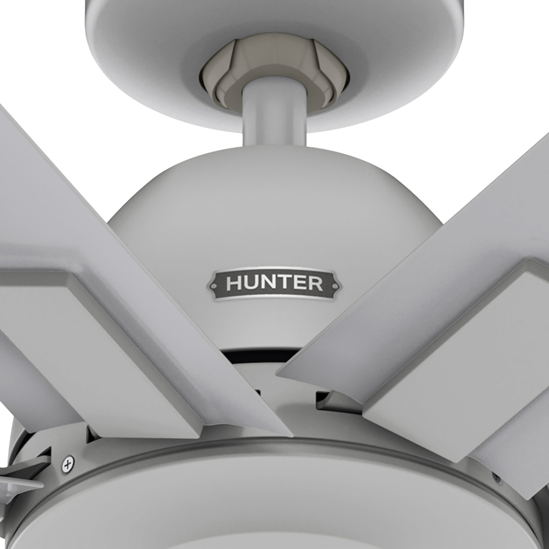 Nahaufnahme des Motorgehäuses und der Flügel eines Deckenventilators. Der Name 'HUNTER' ist sichtbar.