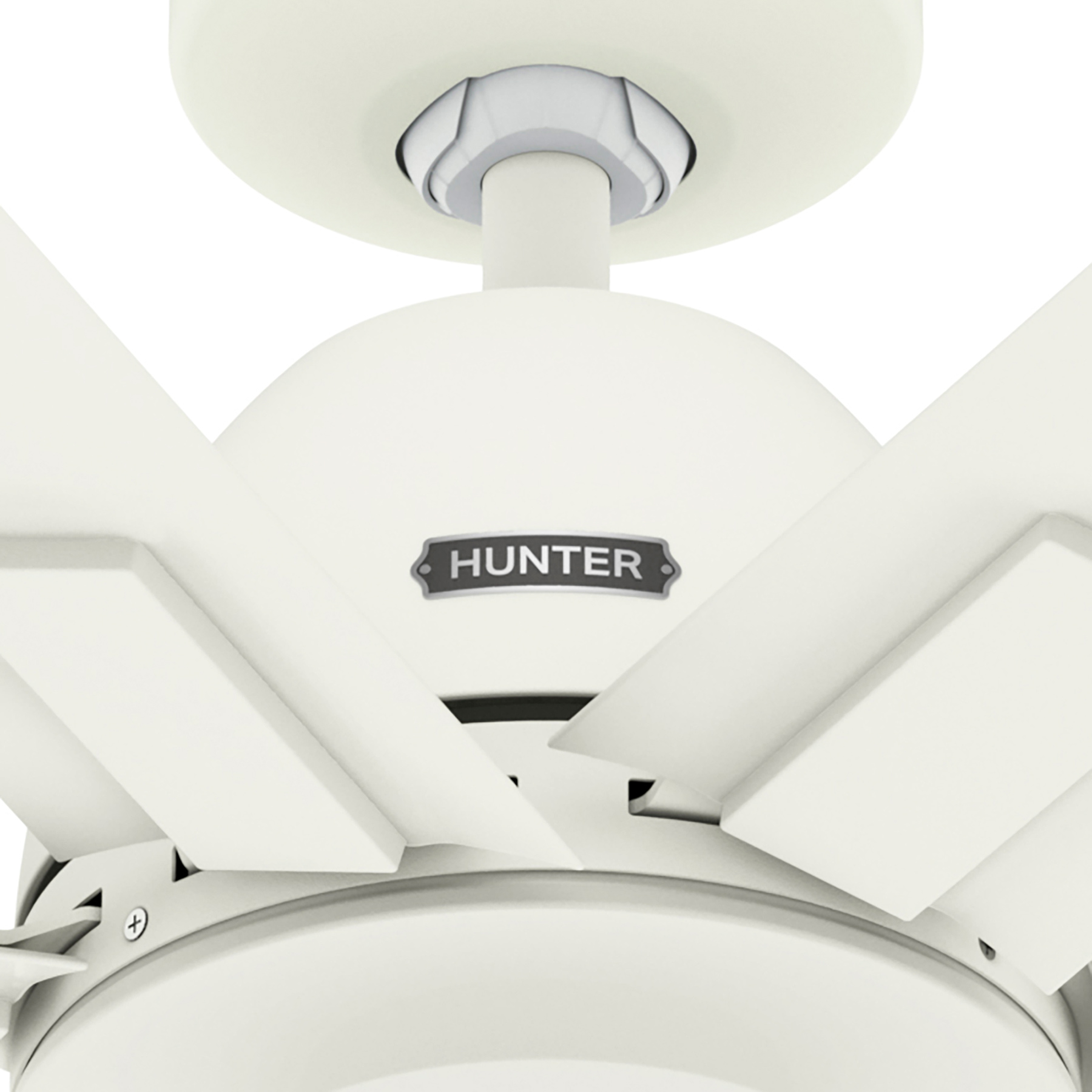 Nahaufnahme eines weißen Deckenventilators mit vier Flügeln. Mit Hunter-Logo.