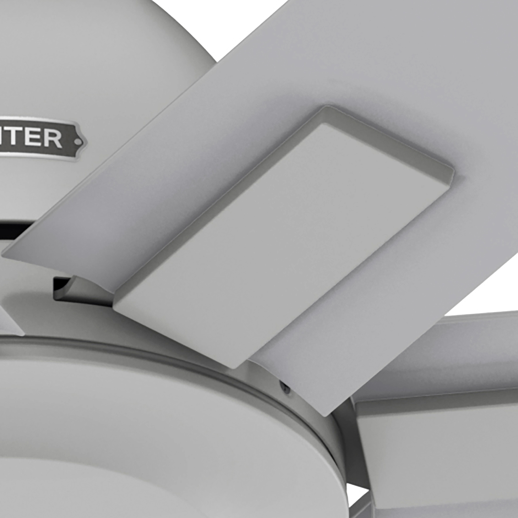 Nahaufnahme eines Deckenventilatorblattes mit dem Wort 'HUNTER'.