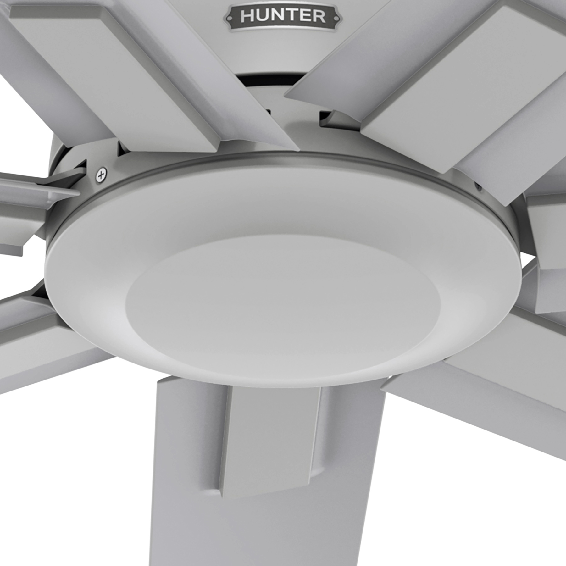 Nahaufnahme eines Hunter-Deckenventilators. Der Ventilator hat hellgraue Flügel und eine weiße Mitte.