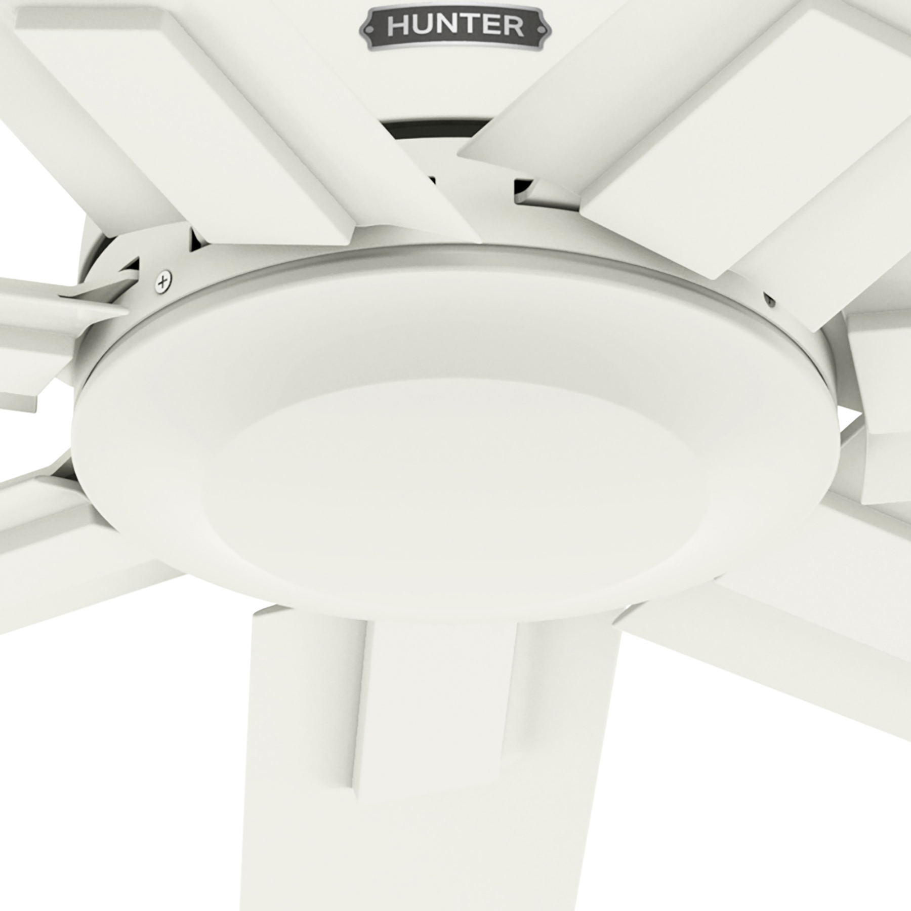 Nahaufnahme eines weißen Deckenventilators mit Hunter-Logo und Flügeln.