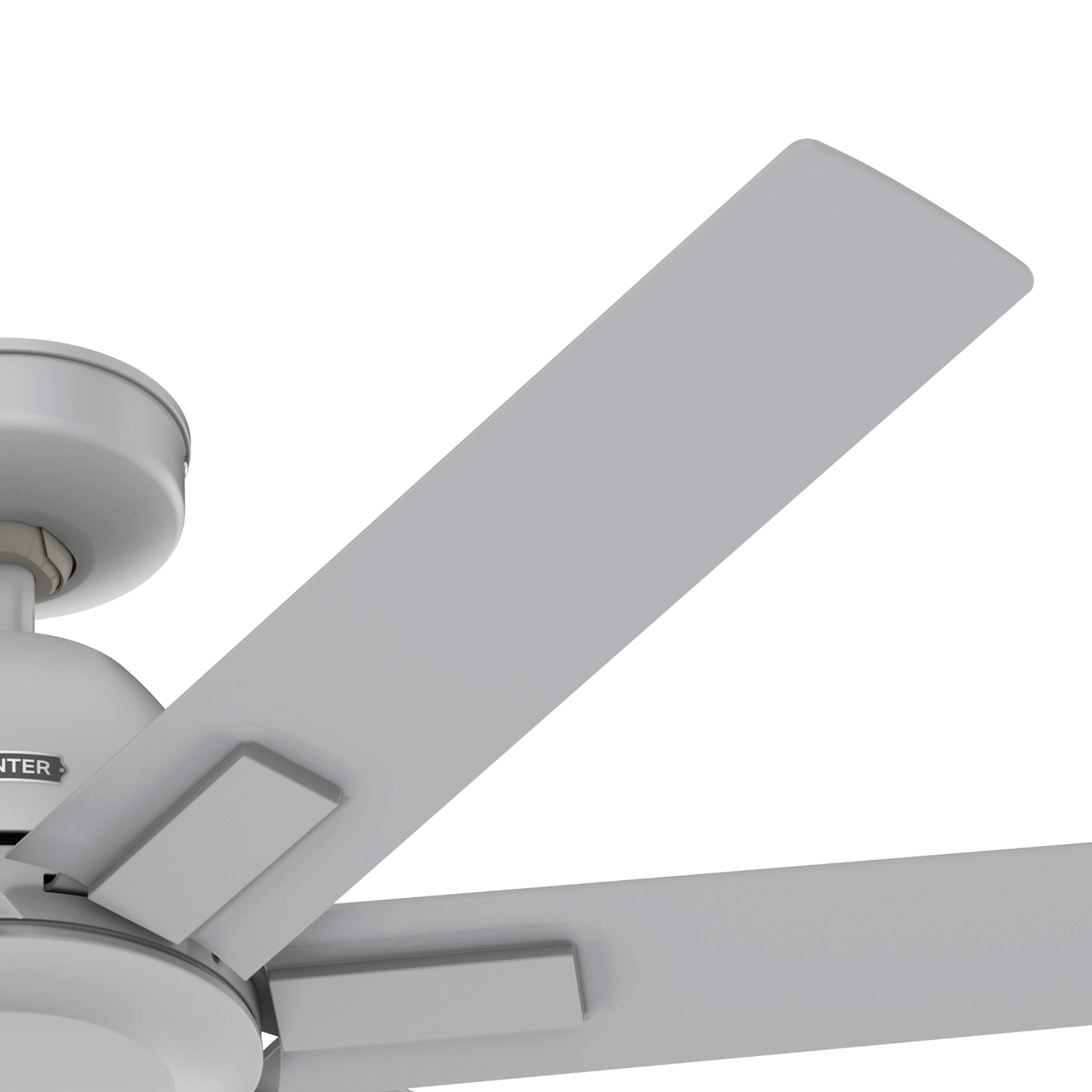 Nahaufnahme von weißen Deckenventilatorflügeln, teilweise sichtbar, mit Hunter-Logo.