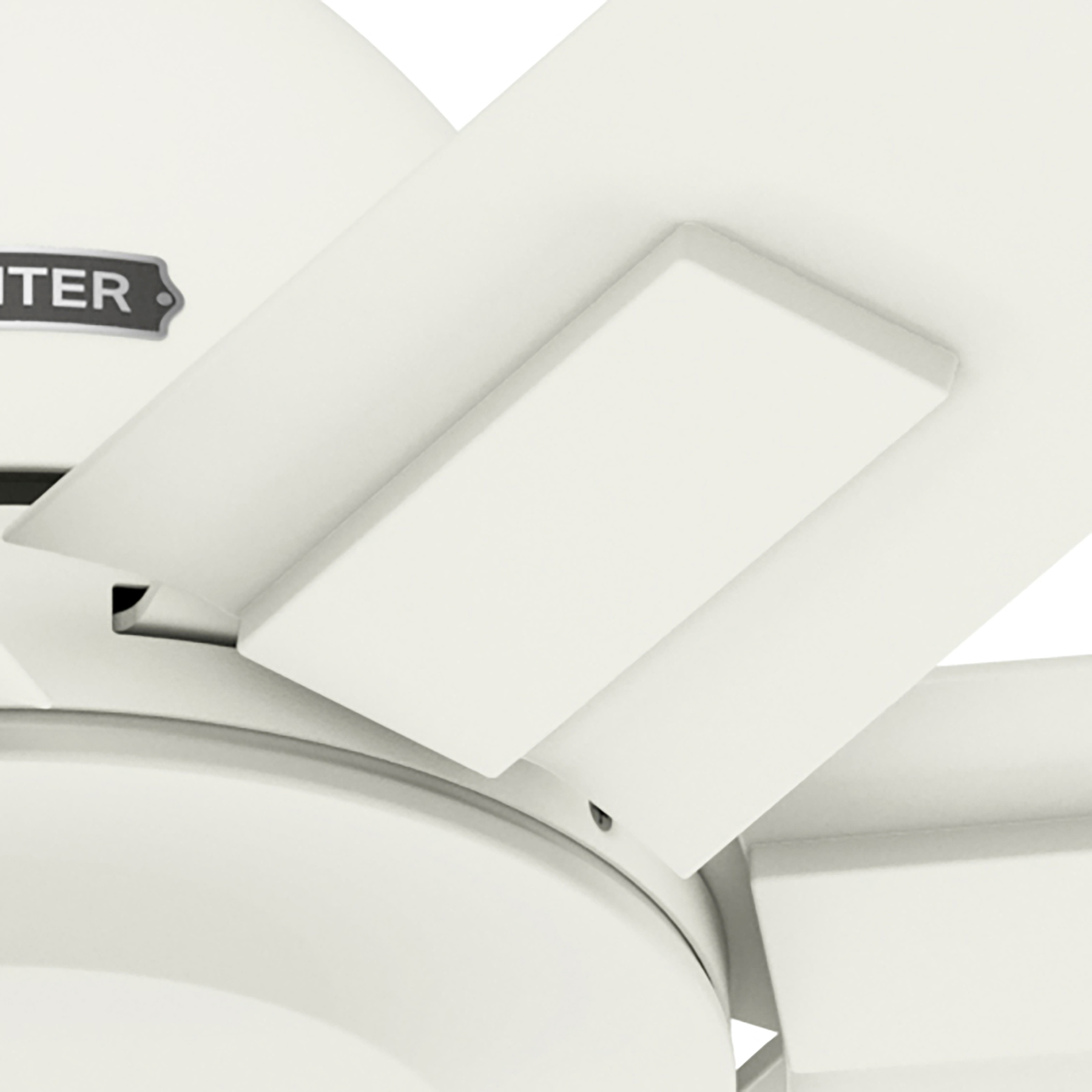 Nahaufnahme eines weißen Deckenventilator-Flügelabschnitts. Hunter-Logo teilweise sichtbar.