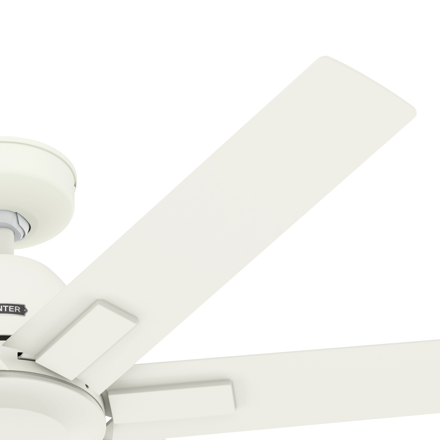 Nahaufnahme eines Deckenventilatorflügels. Der Flügel ist weiß, der Hintergrund ist weiß.