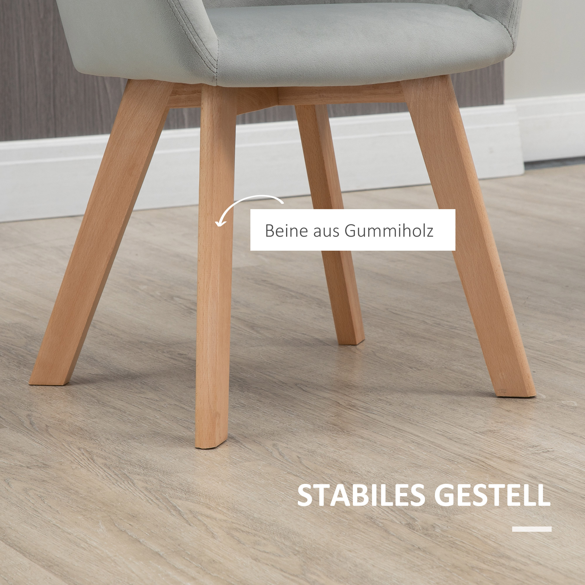 Nahaufnahme der Stuhlbeine. Die Stuhlbeine sind aus Holz und der Boden ist aus Holz.