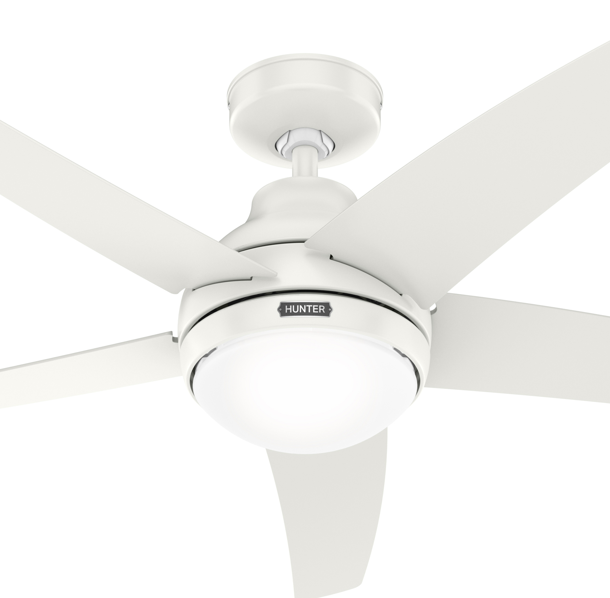 Weißer Deckenventilator mit vier Flügeln und einem zentralen Licht. Er ist an einer weißen Decke befestigt.