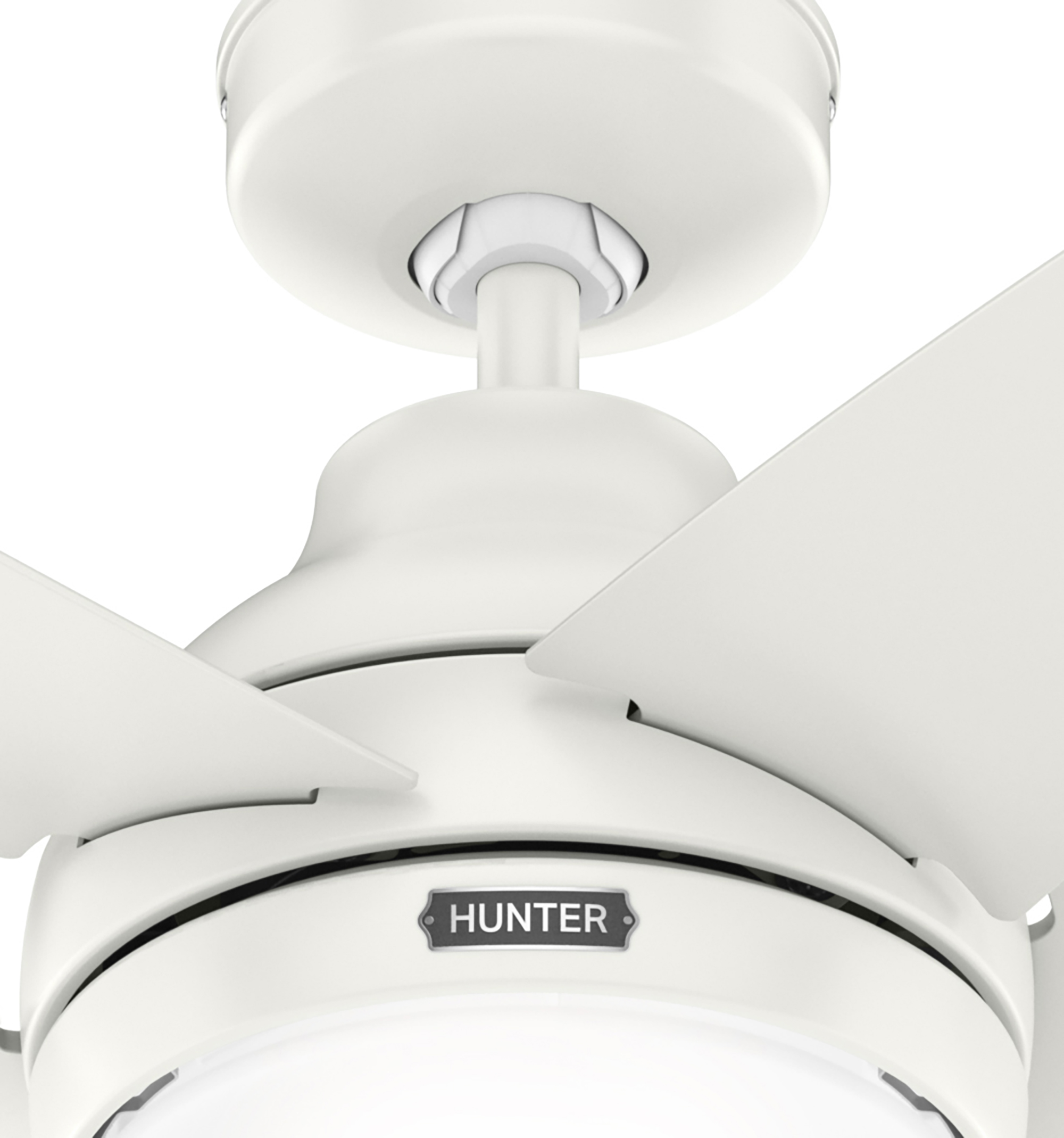 Weißer Deckenventilator mit drei Flügeln. Ein Hunter-Logo ist sichtbar.