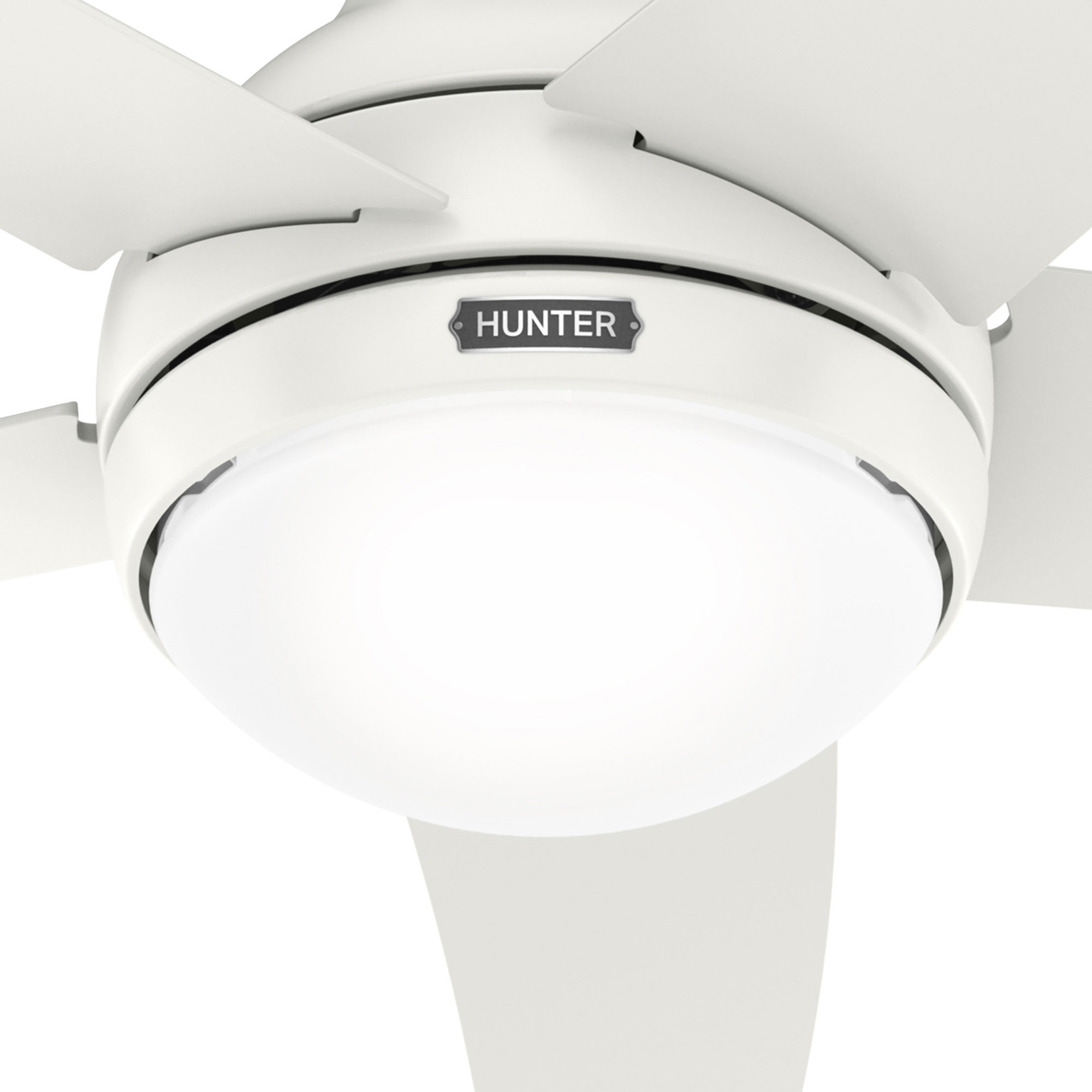 Weißer Deckenventilator mit Licht. Der Hintergrund ist weiß.
