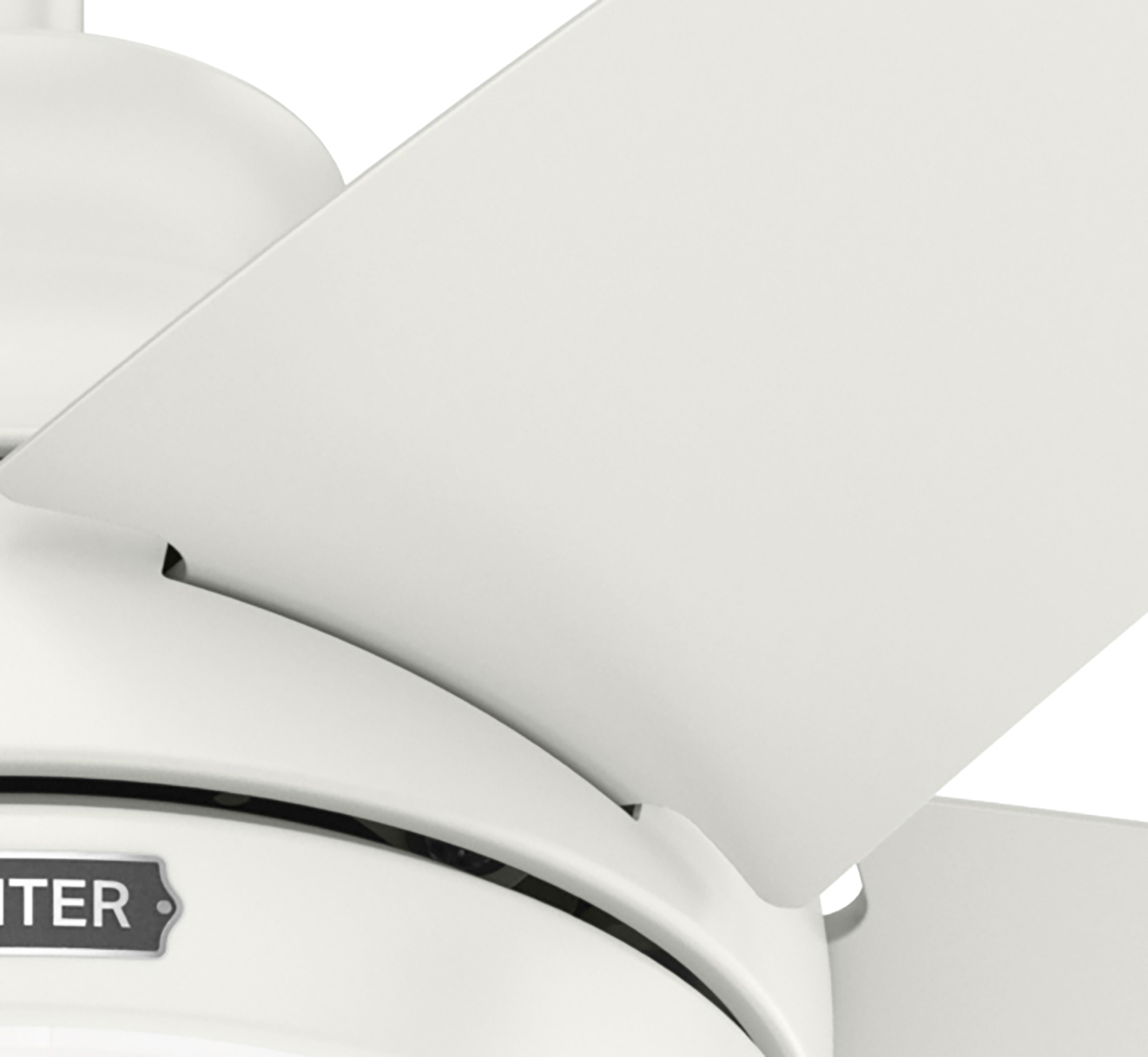 Nahaufnahme eines weißen Deckenventilatorflügels. Der Hintergrund ist weiß.