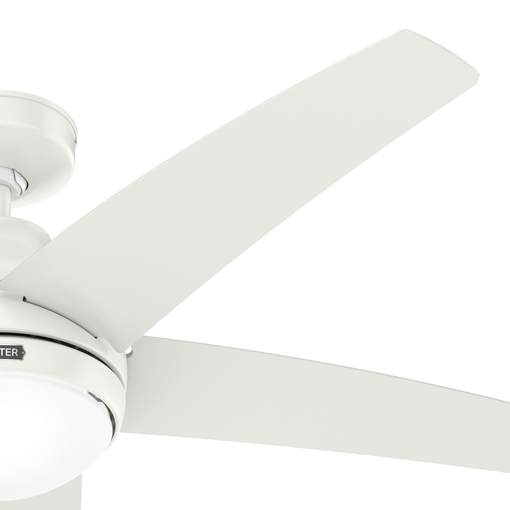 Nahaufnahme eines weißen Deckenventilators mit vier Flügeln. Hunter-Logo ist in der Mitte sichtbar.