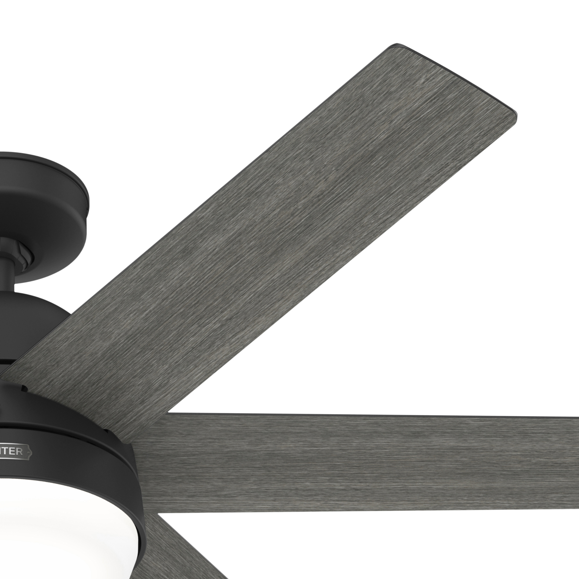 Nahaufnahme eines schwarzen Deckenventilators mit grauen Holzflügeln.