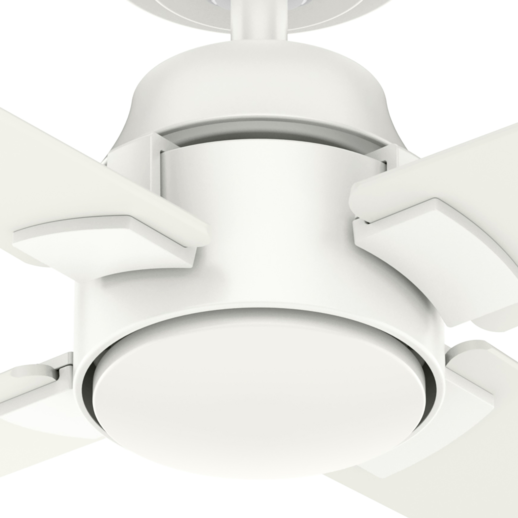 Nahaufnahme des Motorgehäuses und der Flügel eines weißen Deckenventilators. Die Flügel sind weiß.