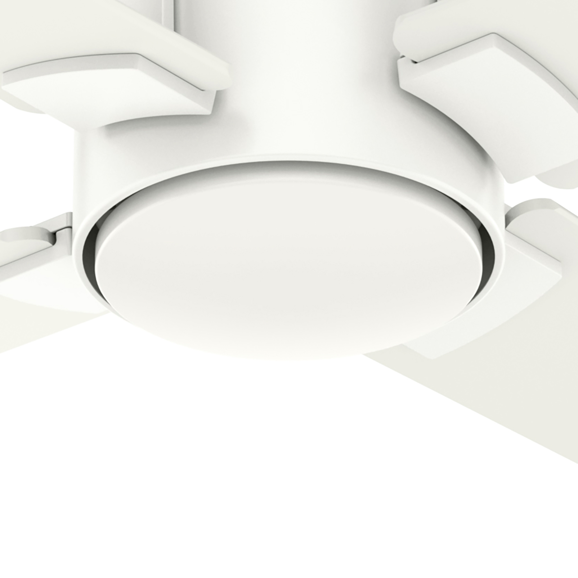 Nahaufnahme eines weißen Deckenventilators mit Rotorblättern und einer zentralen Leuchte.