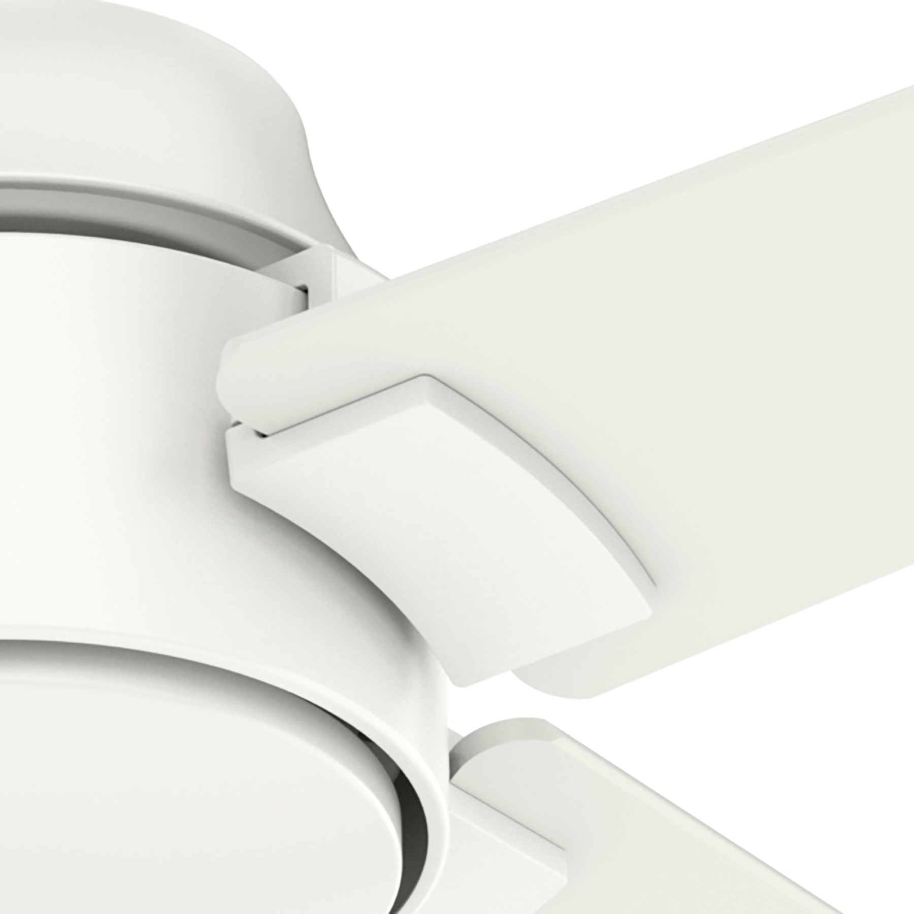 Nahaufnahme eines weißen Deckenventilatorflügels und seiner Verbindung zum Motorgehäuse.