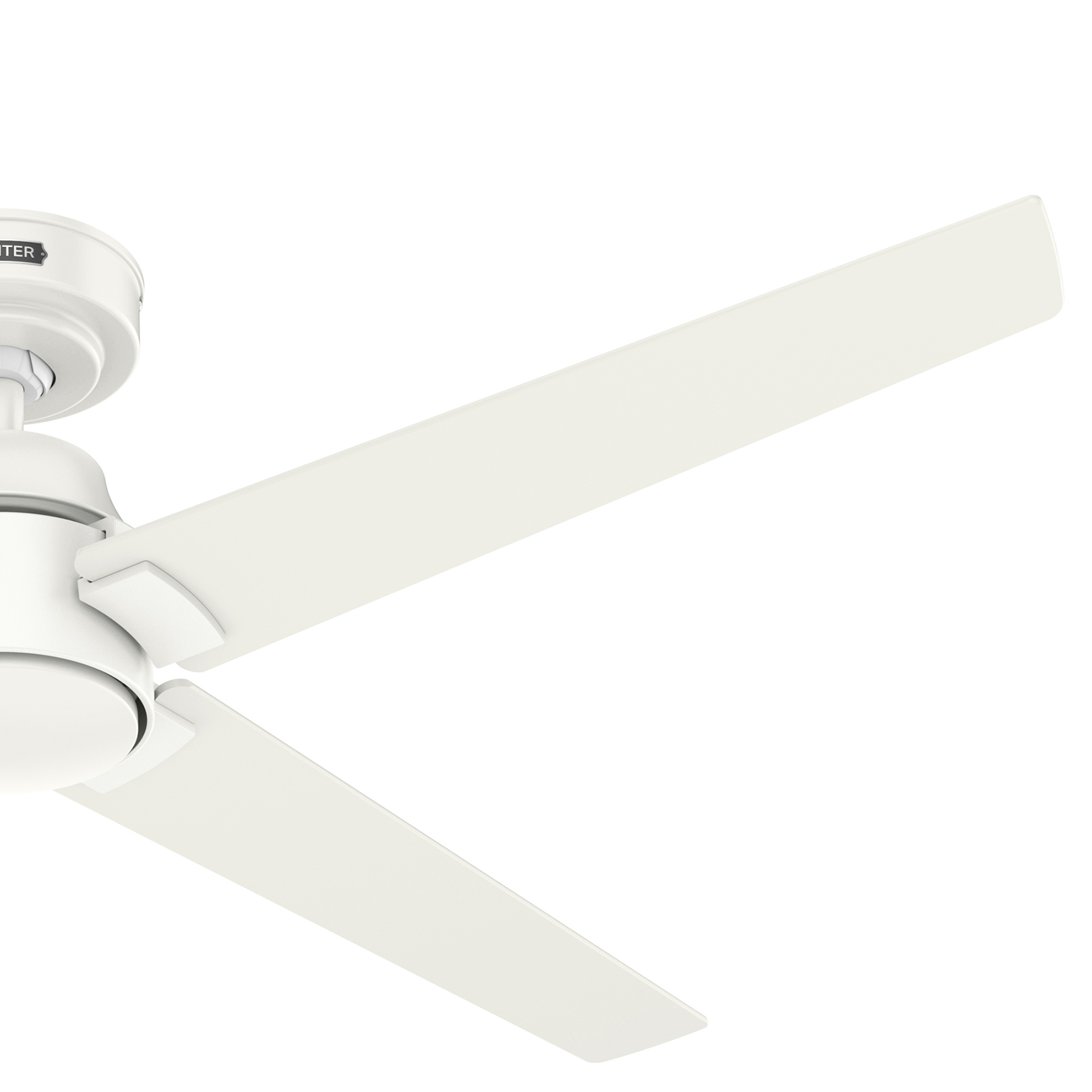 Nahaufnahme eines weißen Deckenventilatorflügels. Der Flügel ist weiß.