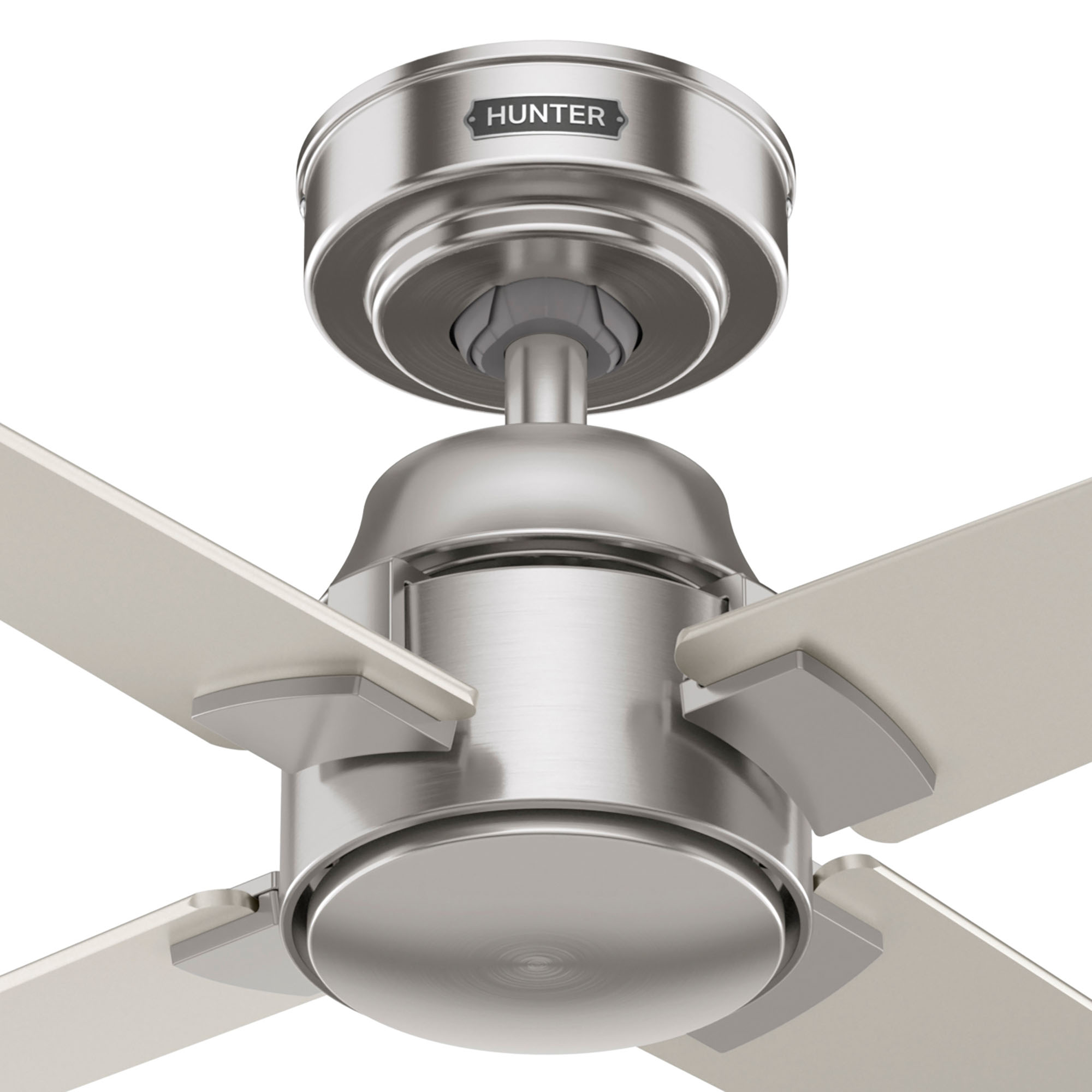 Ein silberner Deckenventilator mit vier hellfarbigen Flügeln und dem Logo 'Hunter' oben.