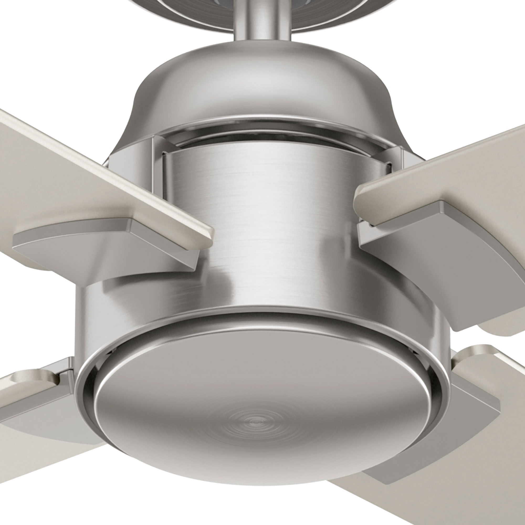 Nahaufnahme eines silbernen Deckenventilators mit weißen Flügeln.