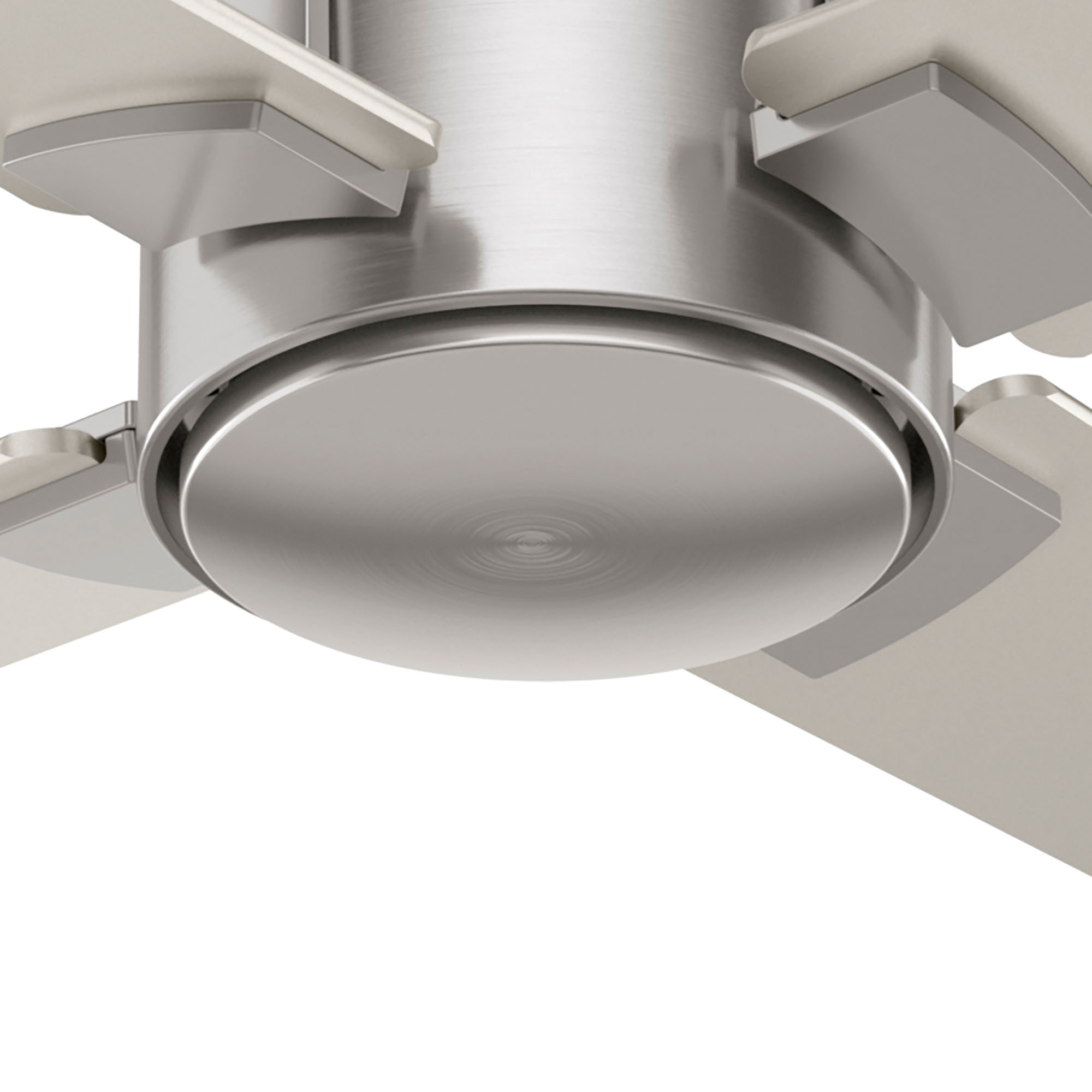 Silberner Deckenventilator mit drei Flügeln, einer zentralen Kappe und weißem Hintergrund.