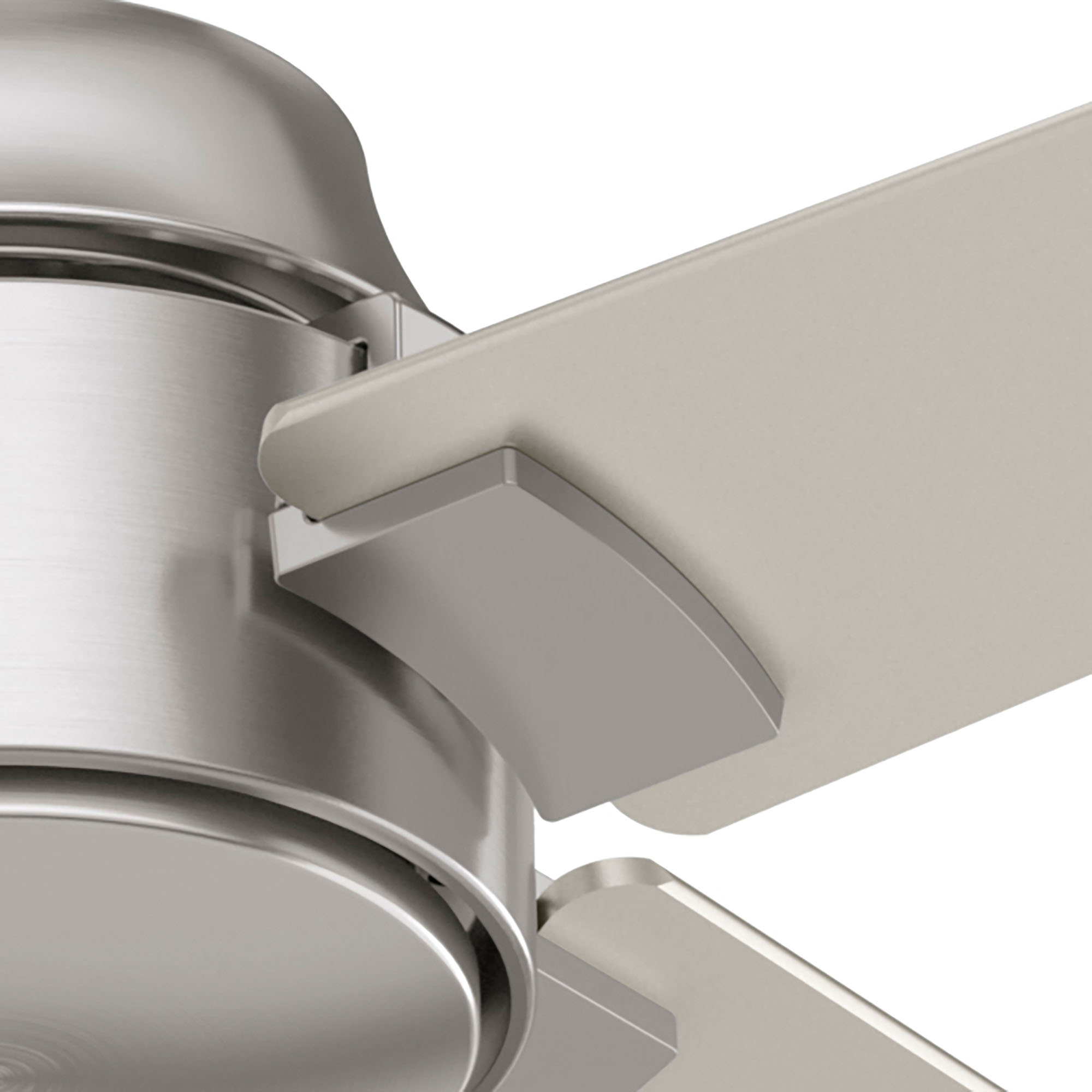 Nahaufnahme eines silbernen Deckenventilators. Zwei hellfarbige Flügel sind mit einer silbernen Basis sichtbar.