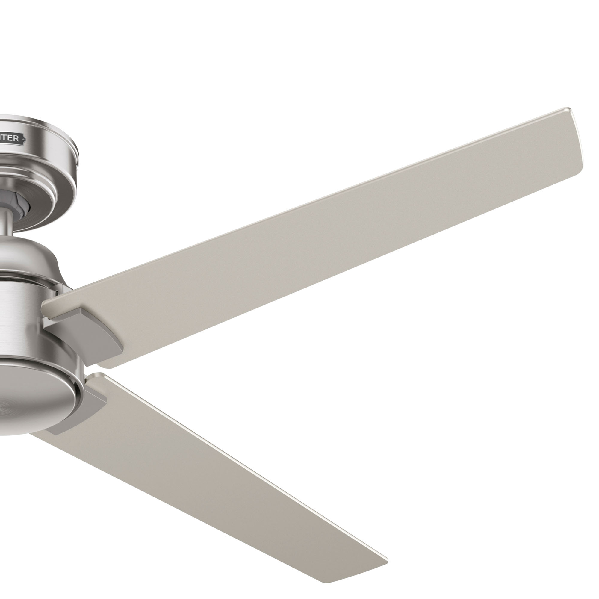 Nahaufnahme eines silbernen Deckenventilators mit grauen Flügeln.