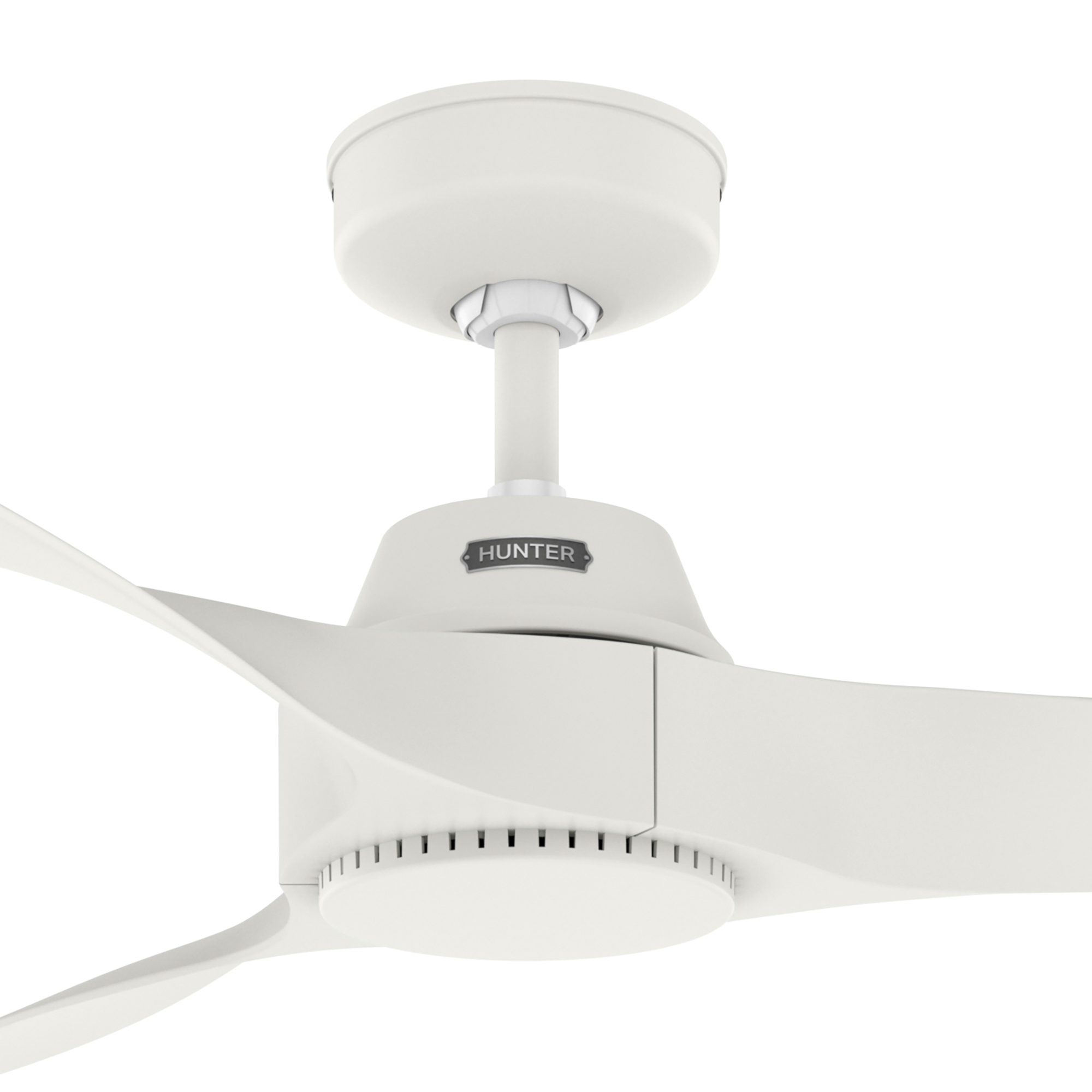 Ein weißer Deckenventilator mit weißen Flügeln, Nahansicht.