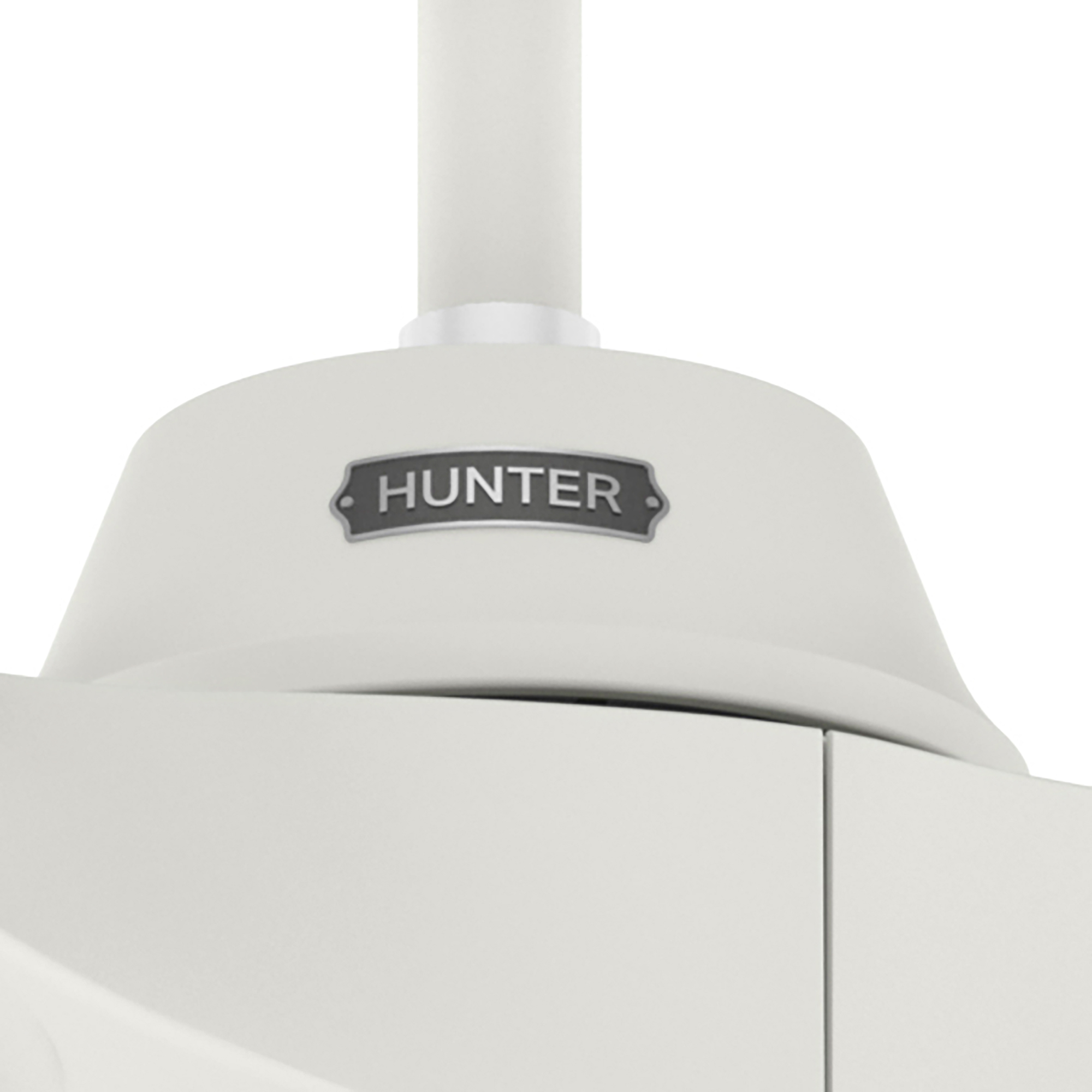 Nahaufnahme des Sockels eines weißen Deckenventilators mit dem 'Hunter'-Logo in dunklem Rahmen.
