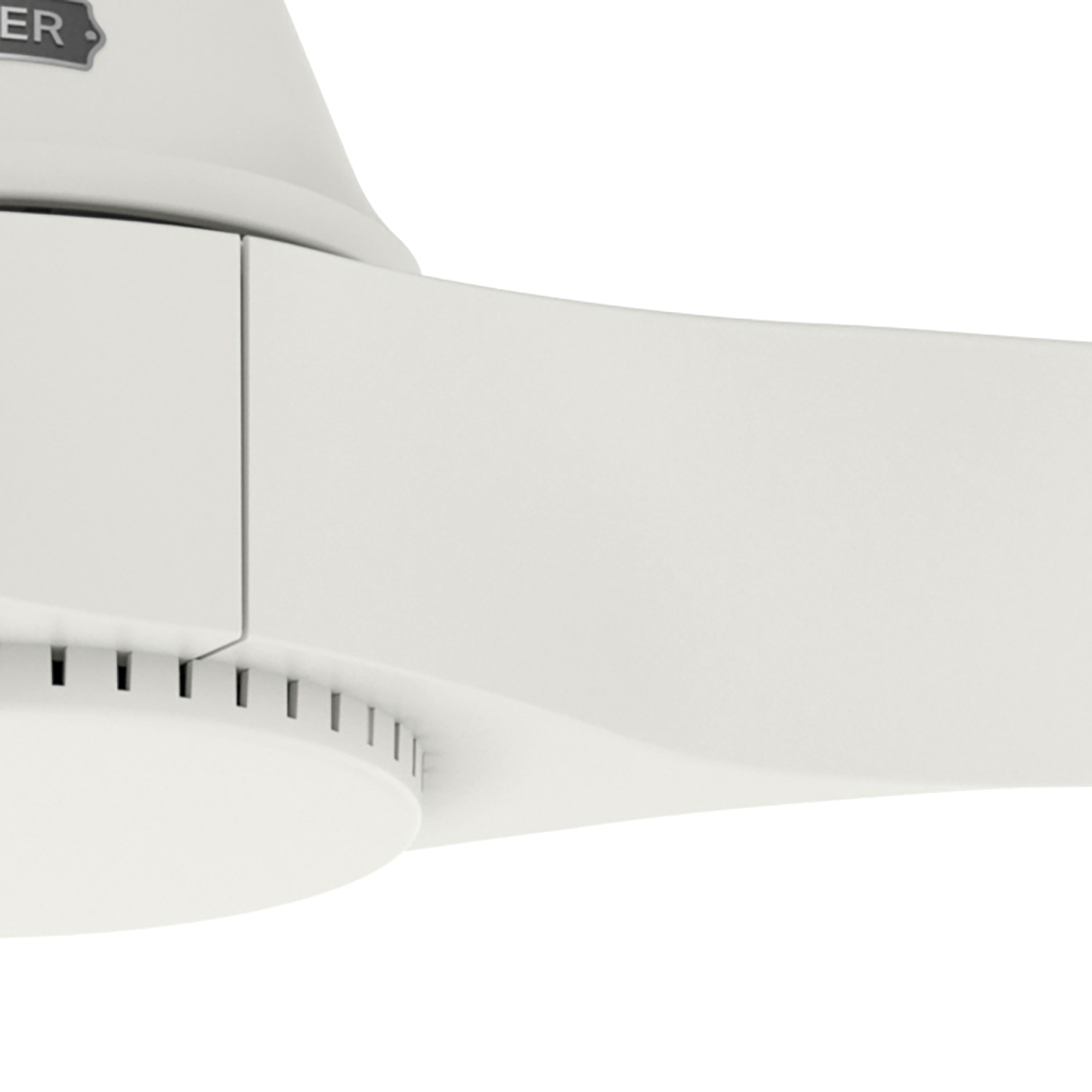 Nahaufnahme eines weißen Deckenventilatorflügels. Der Flügel ist gebogen und glatt, mit einem weißen Motorgehäuse.
